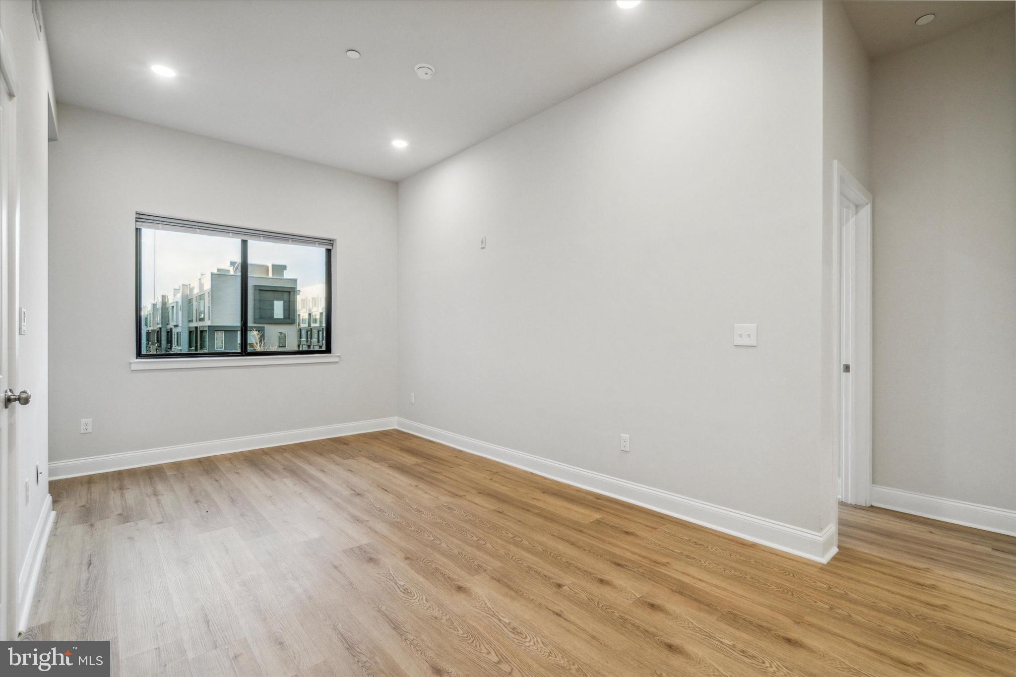 PORT RICHMOND - Residential Lease