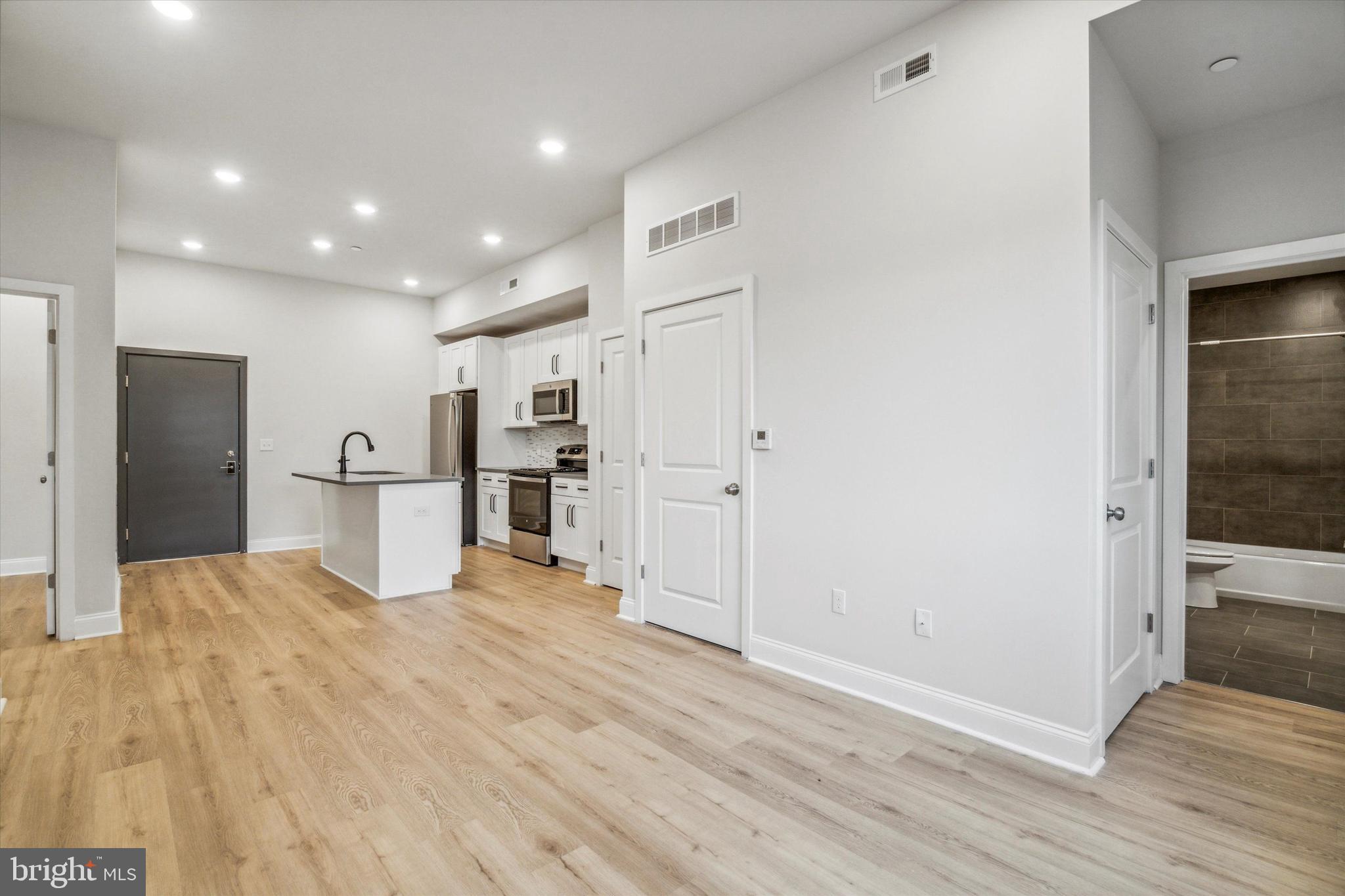 PORT RICHMOND - Residential Lease