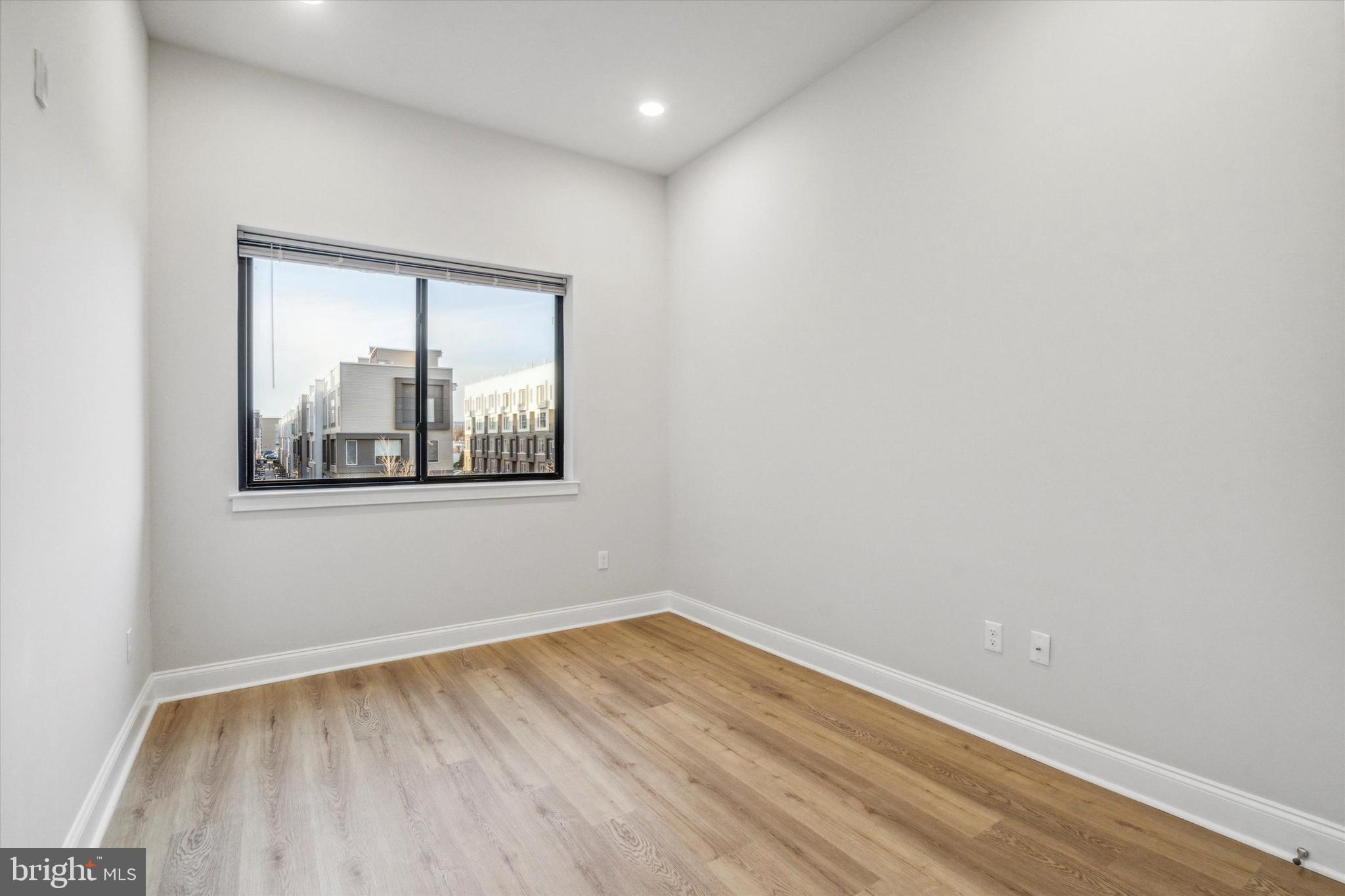 PORT RICHMOND - Residential Lease