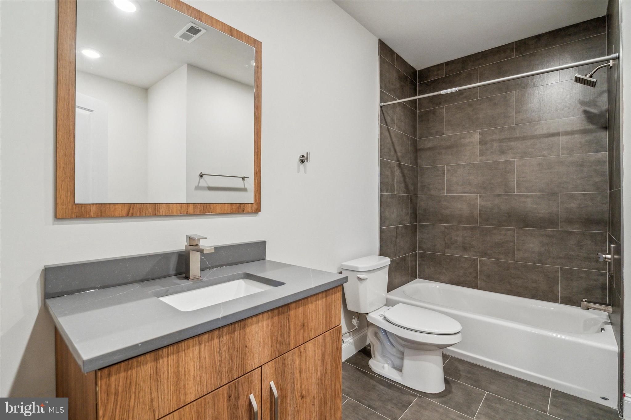 PORT RICHMOND - Residential Lease