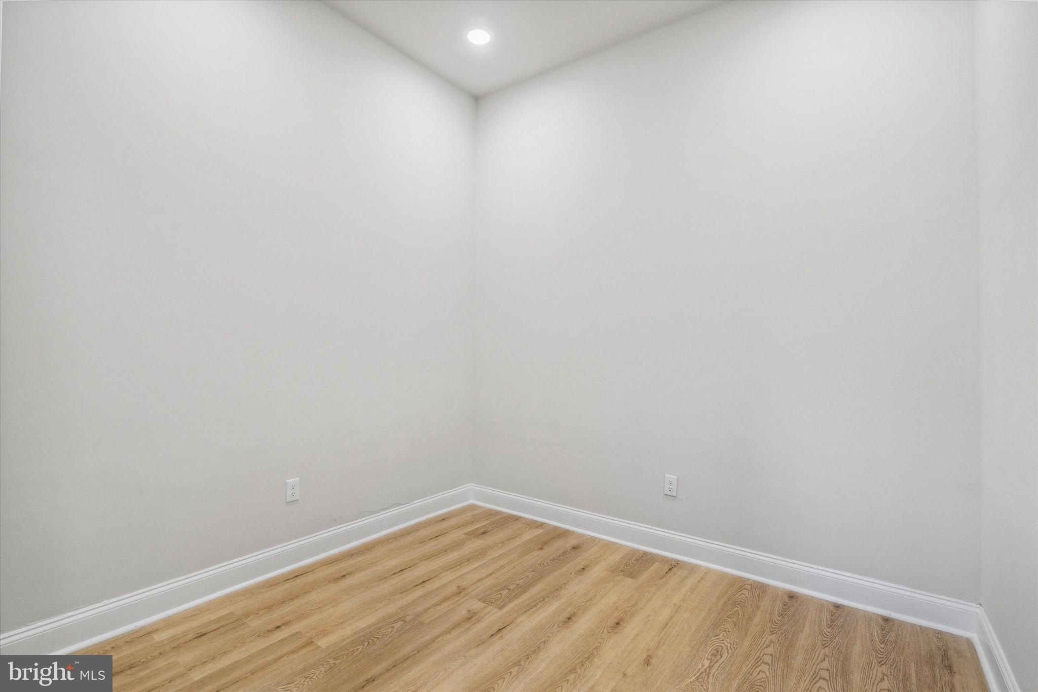 PORT RICHMOND - Residential Lease