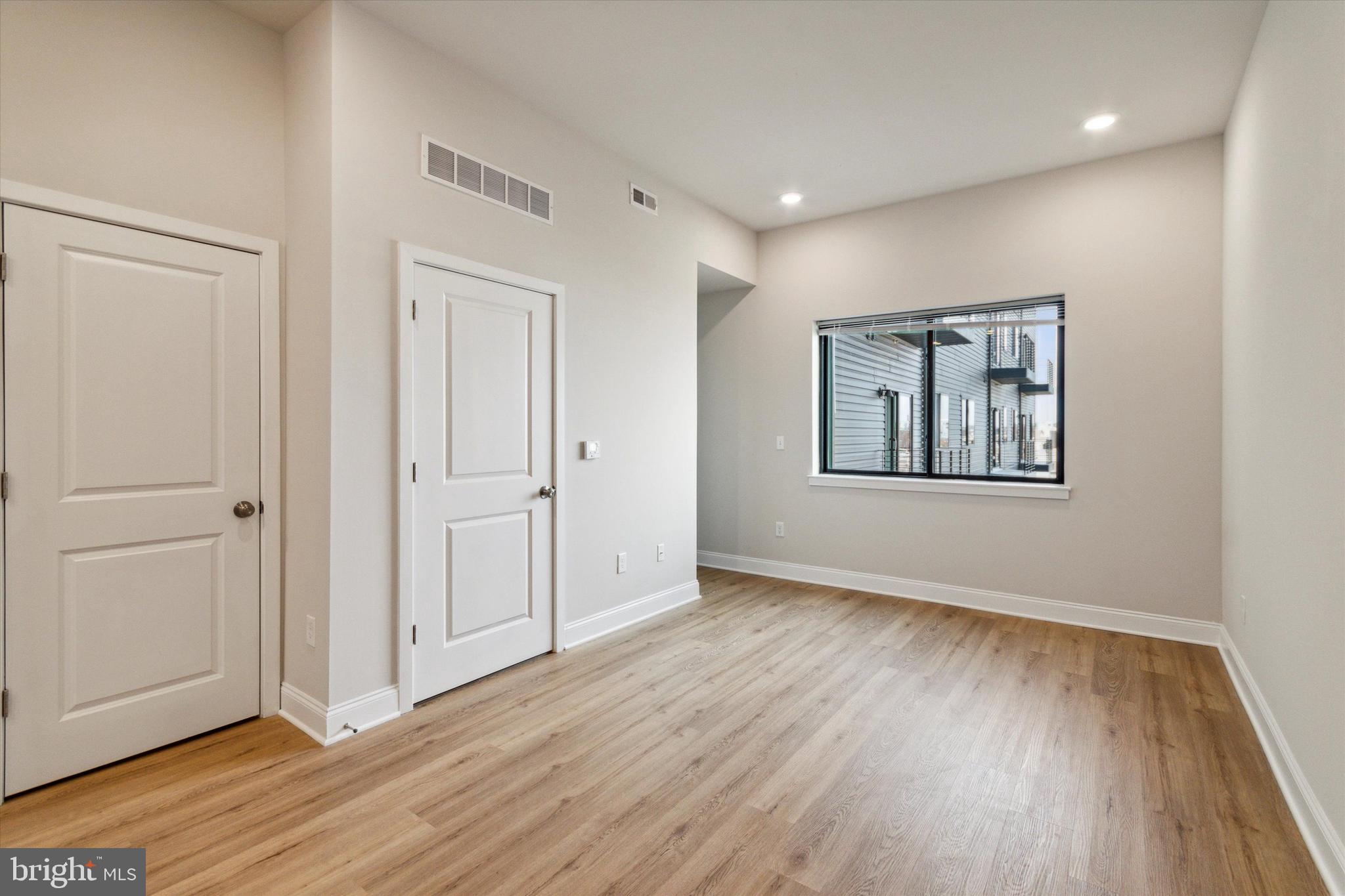 PORT RICHMOND - Residential Lease