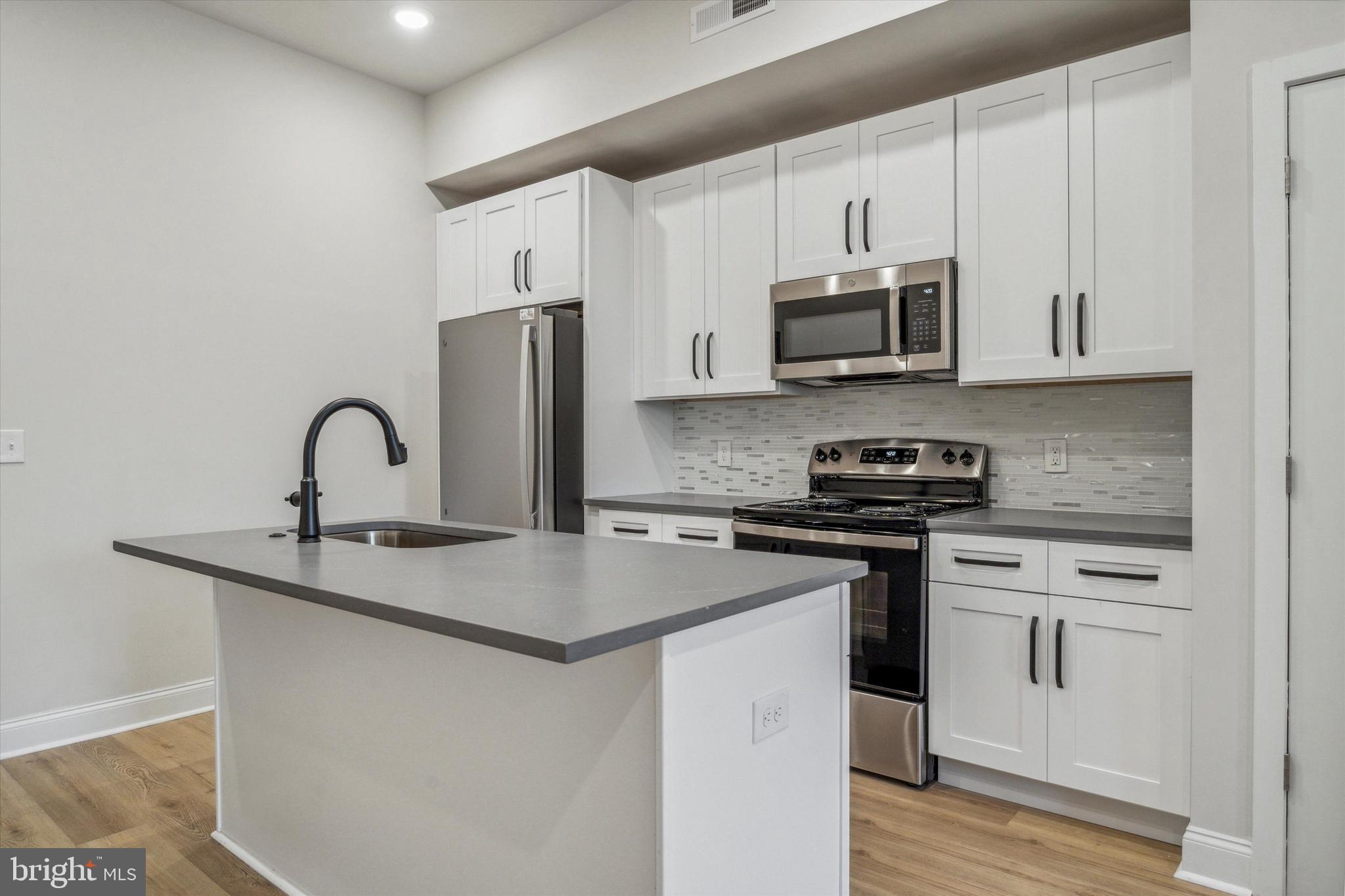 PORT RICHMOND - Residential Lease