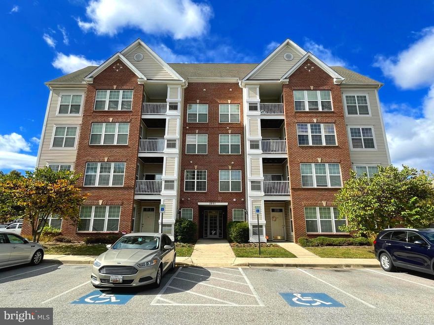 LUXURY & LOCATION 

TOP FLOOR PENTHOUSE CONDO WITH A LOFT. LUXURY FEATURES, UPDATED KITCHEN WITH HARDWOOD FLOORS IN MAIN AREA AND CARPET IN THE BEDROOMS. 

SPACIOUS LOFT OVERLOOKS THE SPACIOUS LIVING ROOM WITH FIREPLACE. LOFT HAS SPIRAL STAIRCASE AND LOTS OF CLOSET SPACE. PRIMARY BEDROOM FEATURES A SPACIOUS WALKIN CLOSET AND A PRIVATE BATHROOM. LOFT CAN BE USED AS A BEDROOM, REC ROOM OR OFFICE!

CONVENIENTLY LOCATED NEAR BELTWAY & OTHER MAJOR ROADWAYS. SHORT DISTANCE FROM WASHINGTON DC & ANDREWS MILITARY AIR BASE.  WALKING DISTANCE TO SHOPPING CENTERS WHICH INCLUDE, TARGET,  OTHER MAJOR GROCERY STORES RESTAURANTS ETC.