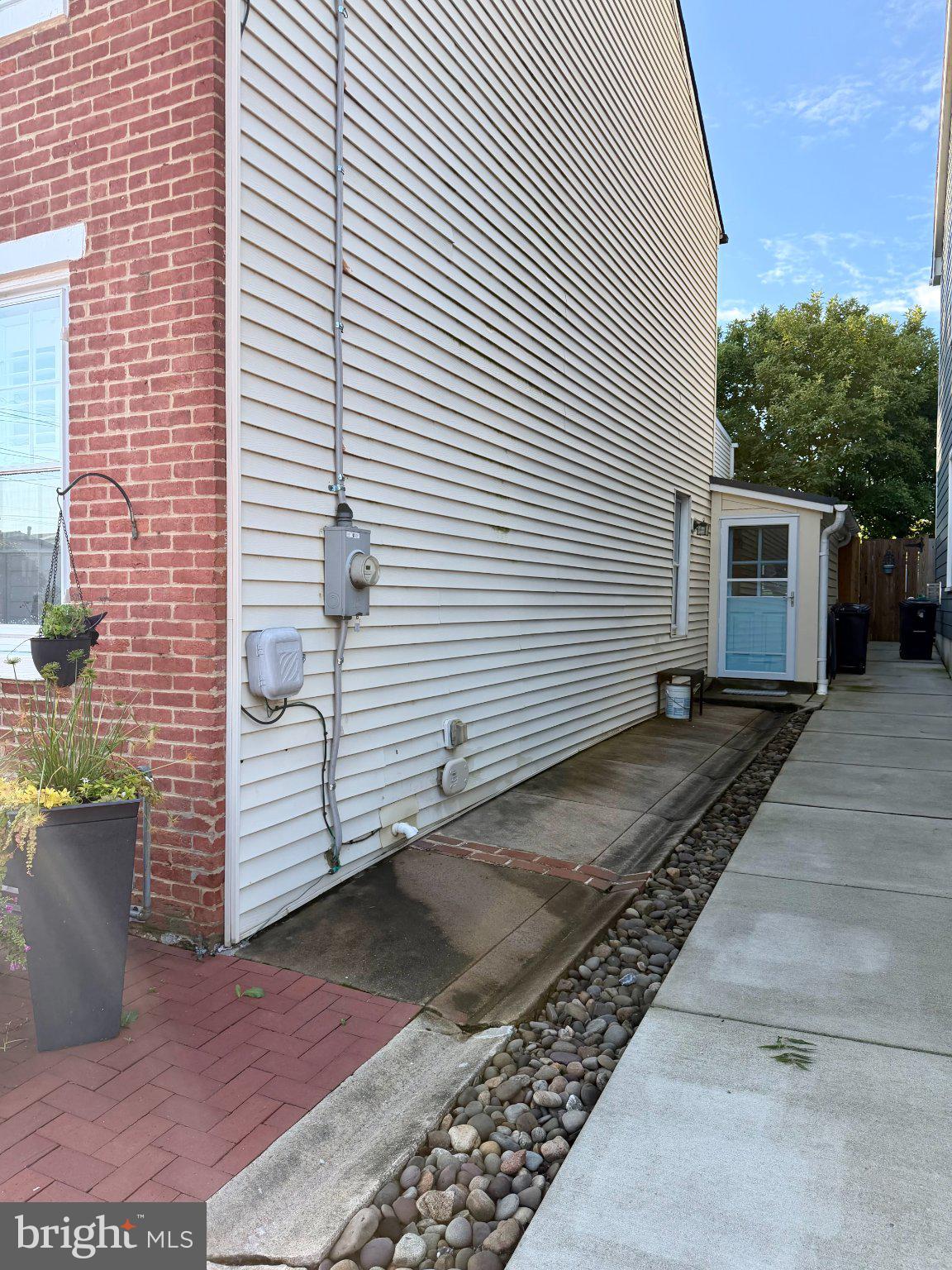 230 E 6TH