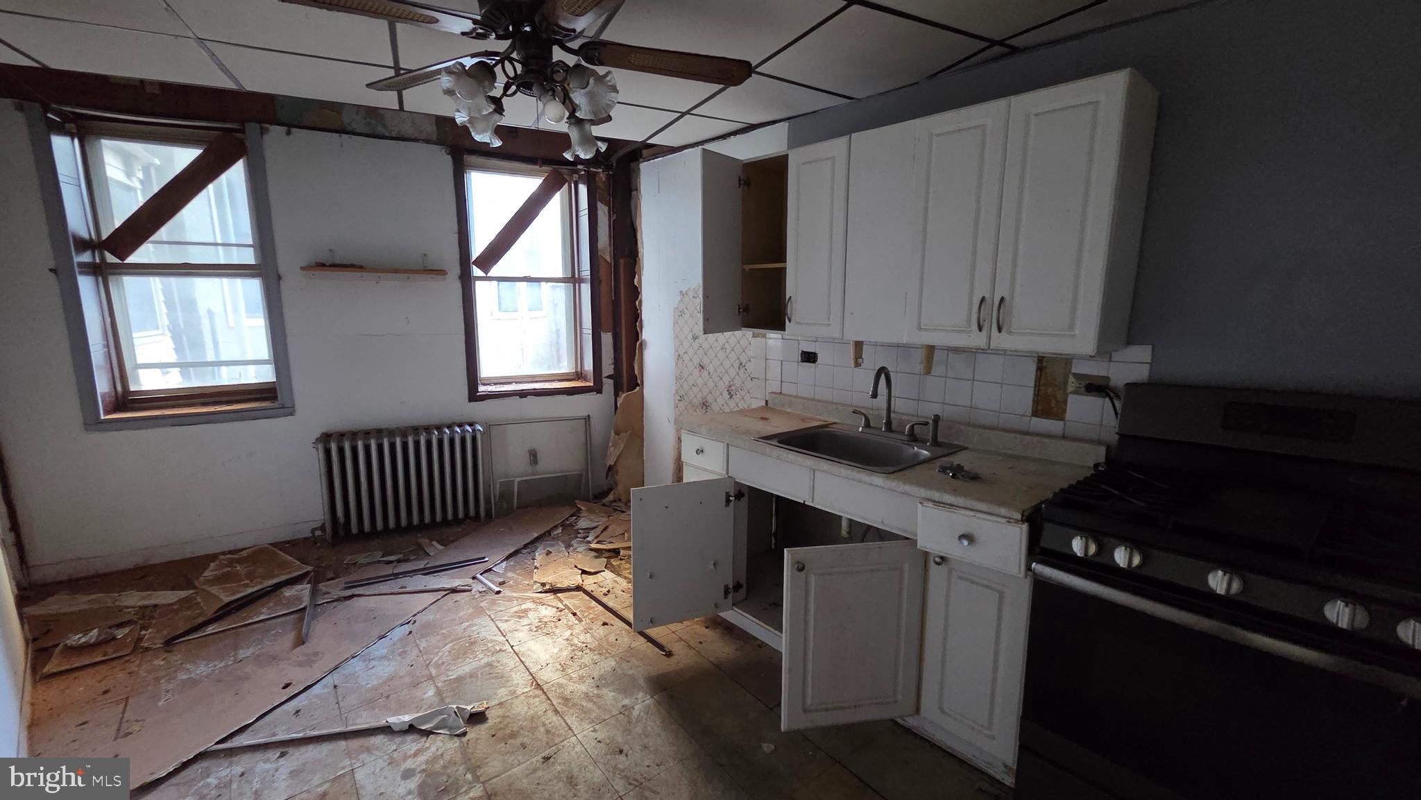 EAST KENSINGTON - Commercial Sale