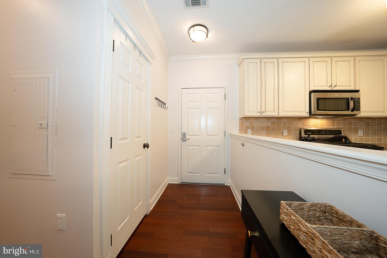 300 W ELM STREET 2204