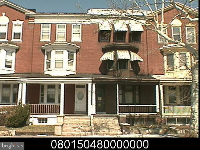 INVESTOR ALERT !! 2 UNIT BUILDING, WITH GREAT POTENTIAL. CURRENTLY, BOTH UNITS ARE VACANT AND IN NEED OF MINOR TLC ... SPACIOUS AND ROOMY, IDEAL PROPERTY FOR AN INVESTOR IN SEARCH OF A BARGAIN!! MOTIVATED SELLER, BRING ANY/ALL OFFERS!!