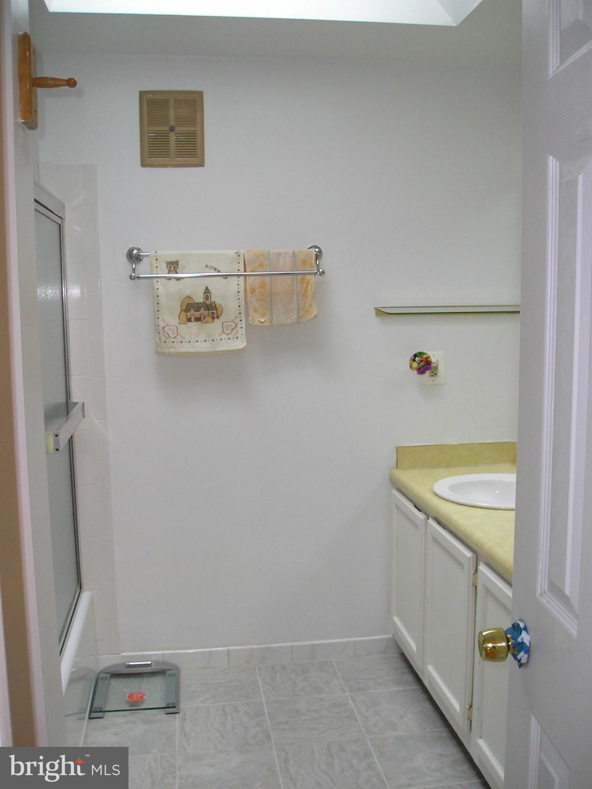 FOX MILL ESTATES - Residential Lease