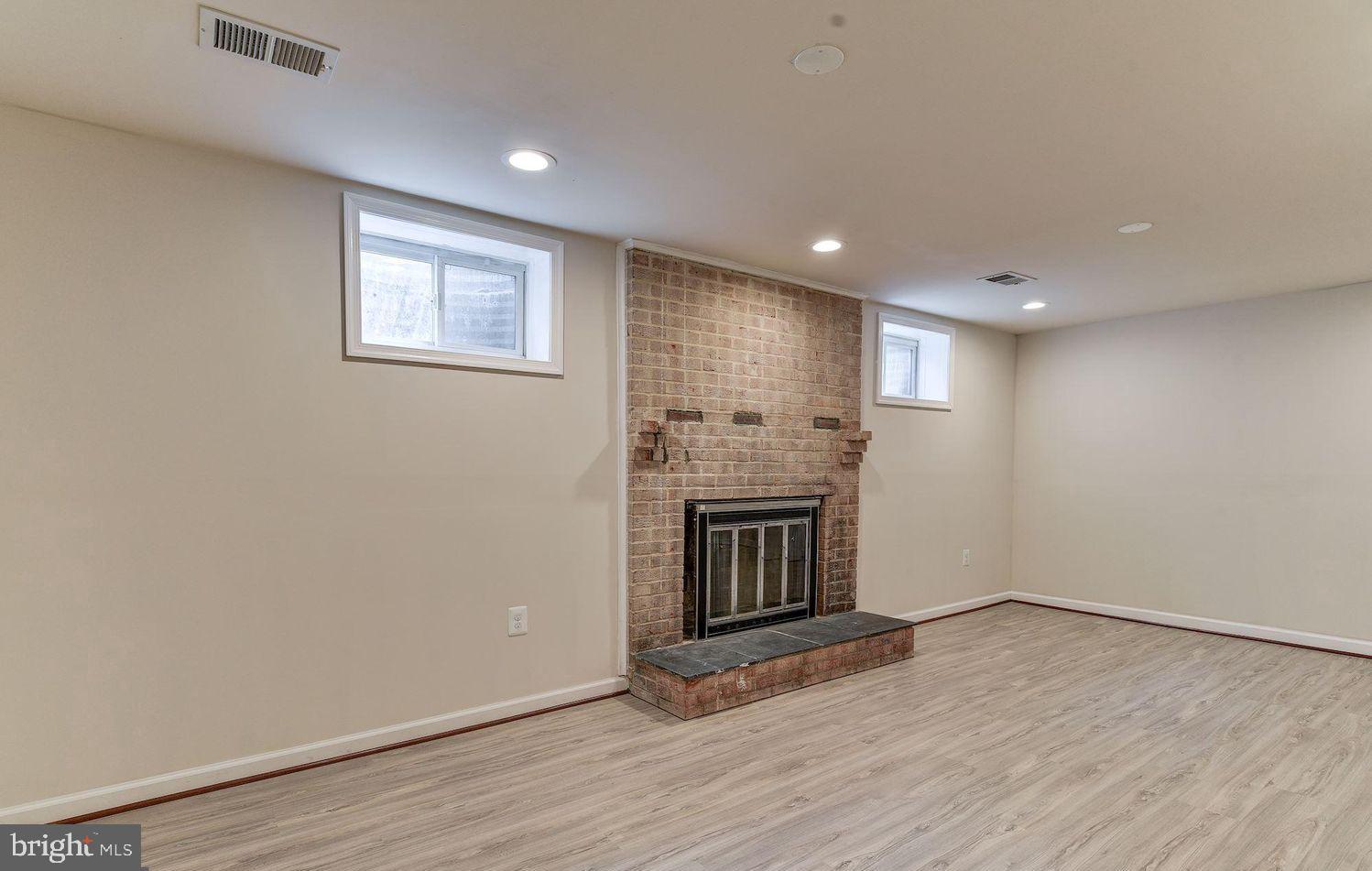 SHADY GROVE VILLAGE - Residential Lease