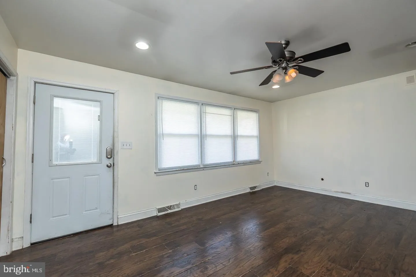 Vineland, New Jersey 08361, United States, 3 Bedrooms Bedrooms, ,2 BathroomsBathrooms,Residential,Pending,221337