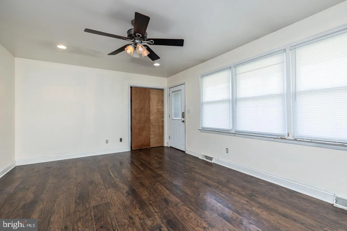 Vineland, New Jersey 08361, United States, 3 Bedrooms Bedrooms, ,2 BathroomsBathrooms,Residential,Pending,221337