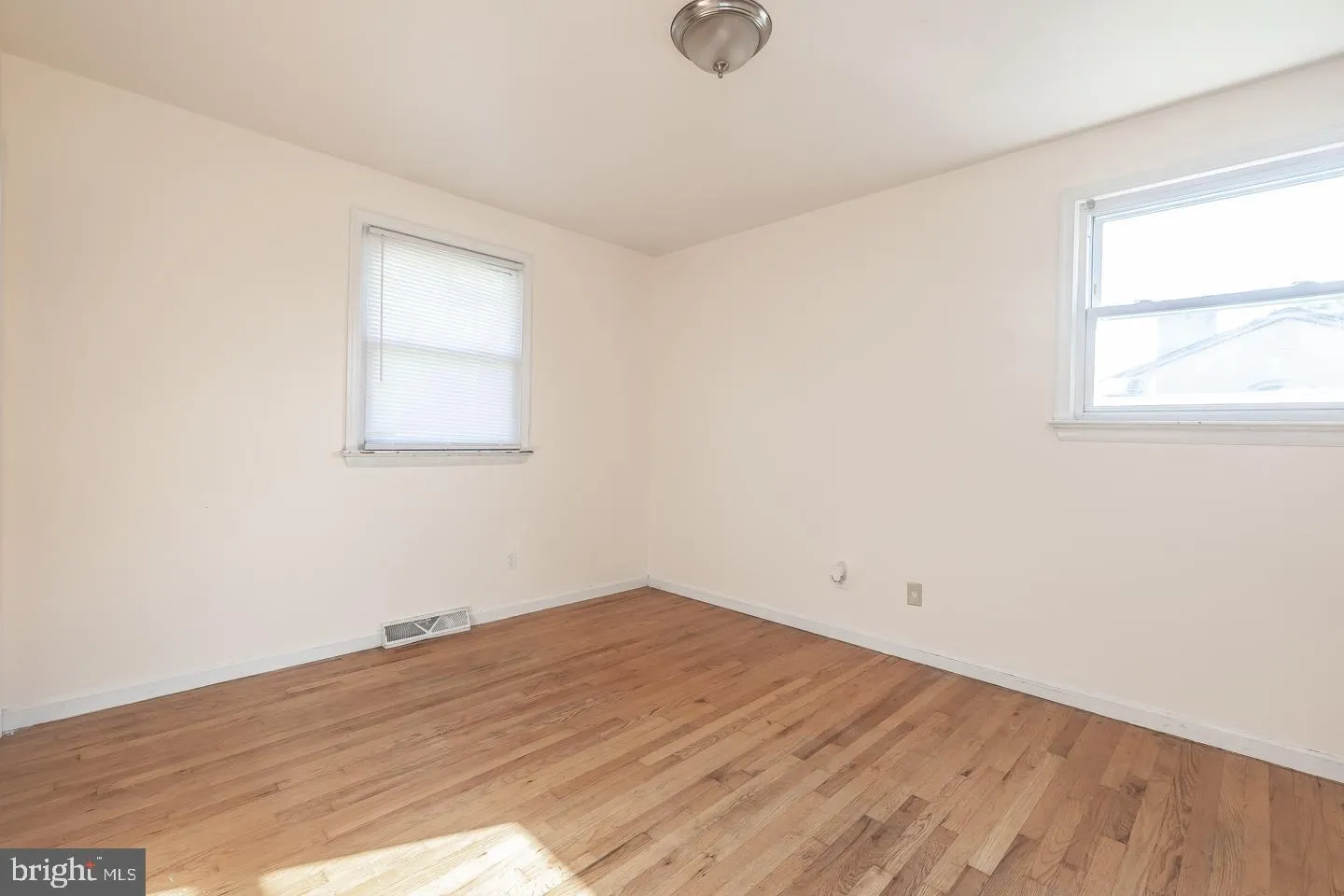 Vineland, New Jersey 08361, United States, 3 Bedrooms Bedrooms, ,2 BathroomsBathrooms,Residential,Pending,221337