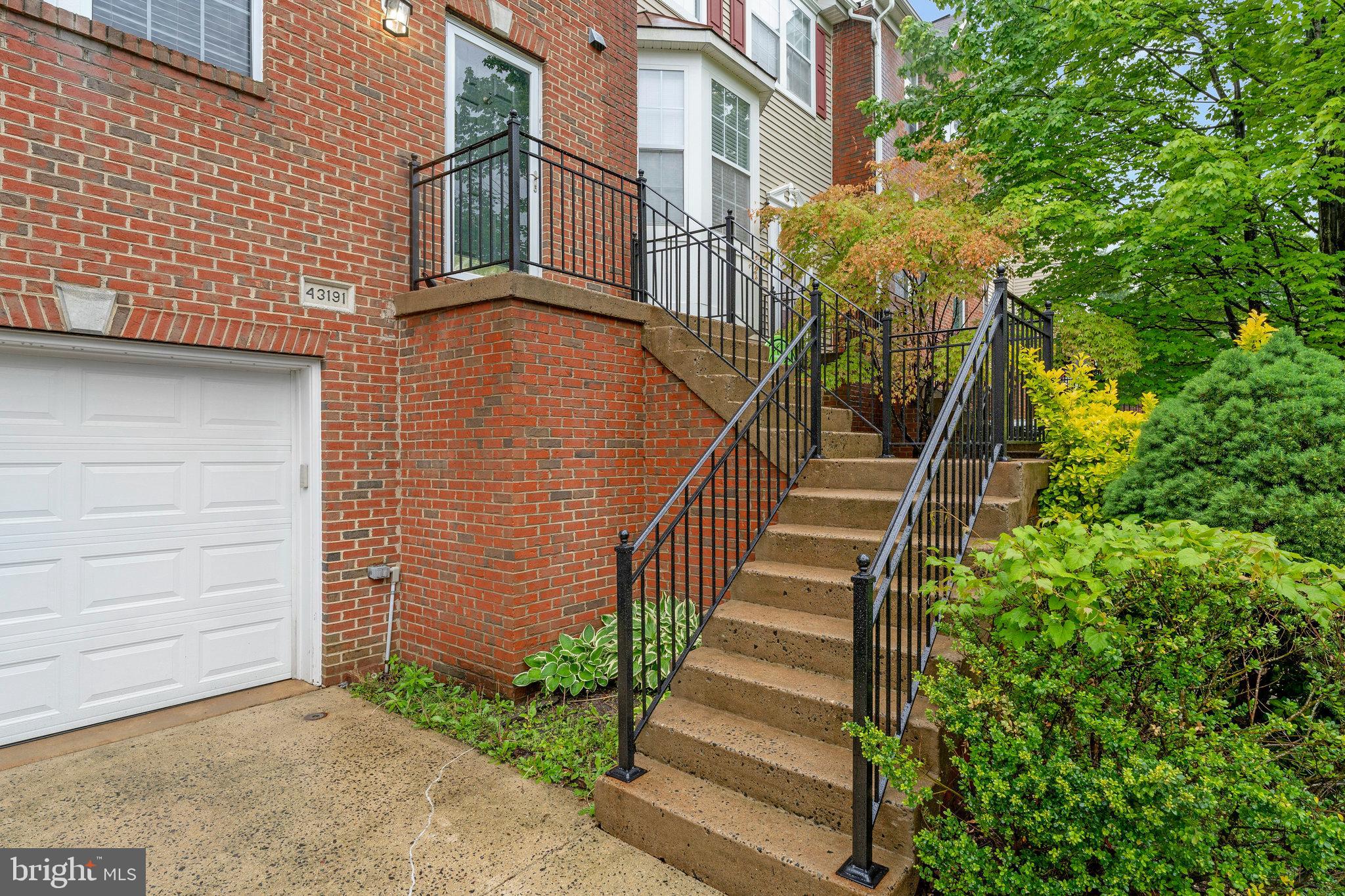 SIGNATURE AT BROADLANDS - Residential Lease