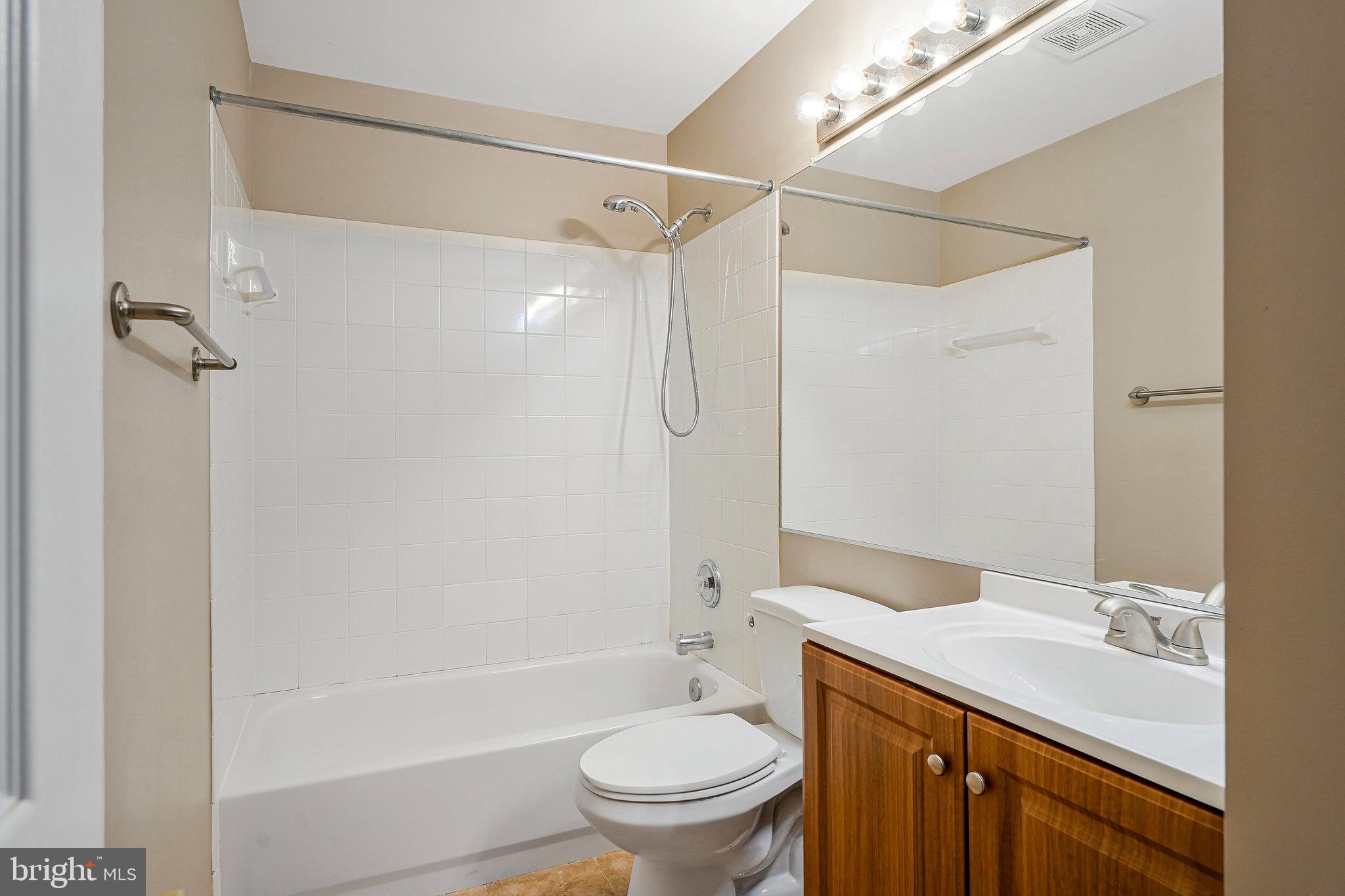 SIGNATURE AT BROADLANDS - Residential Lease