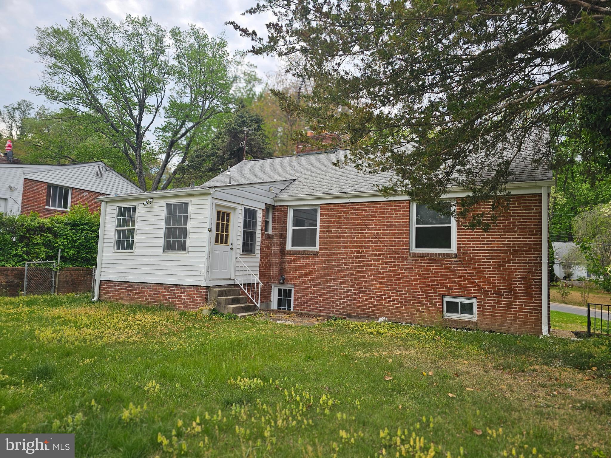 MONTGOMERY KNOLLS - Residential