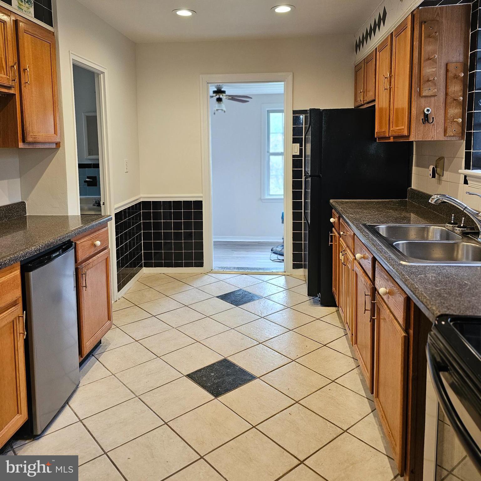 MONTGOMERY KNOLLS - Residential