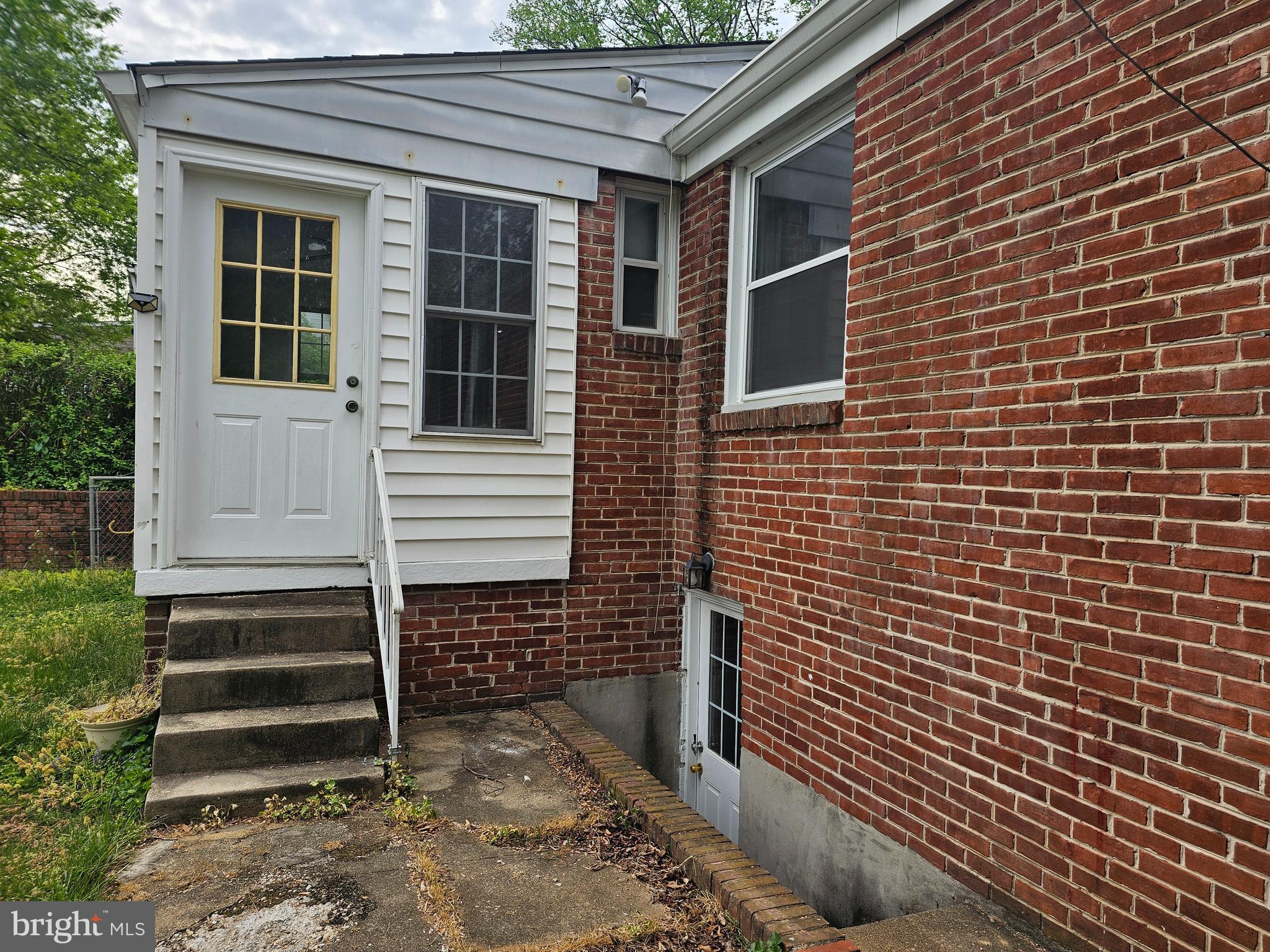 MONTGOMERY KNOLLS - Residential