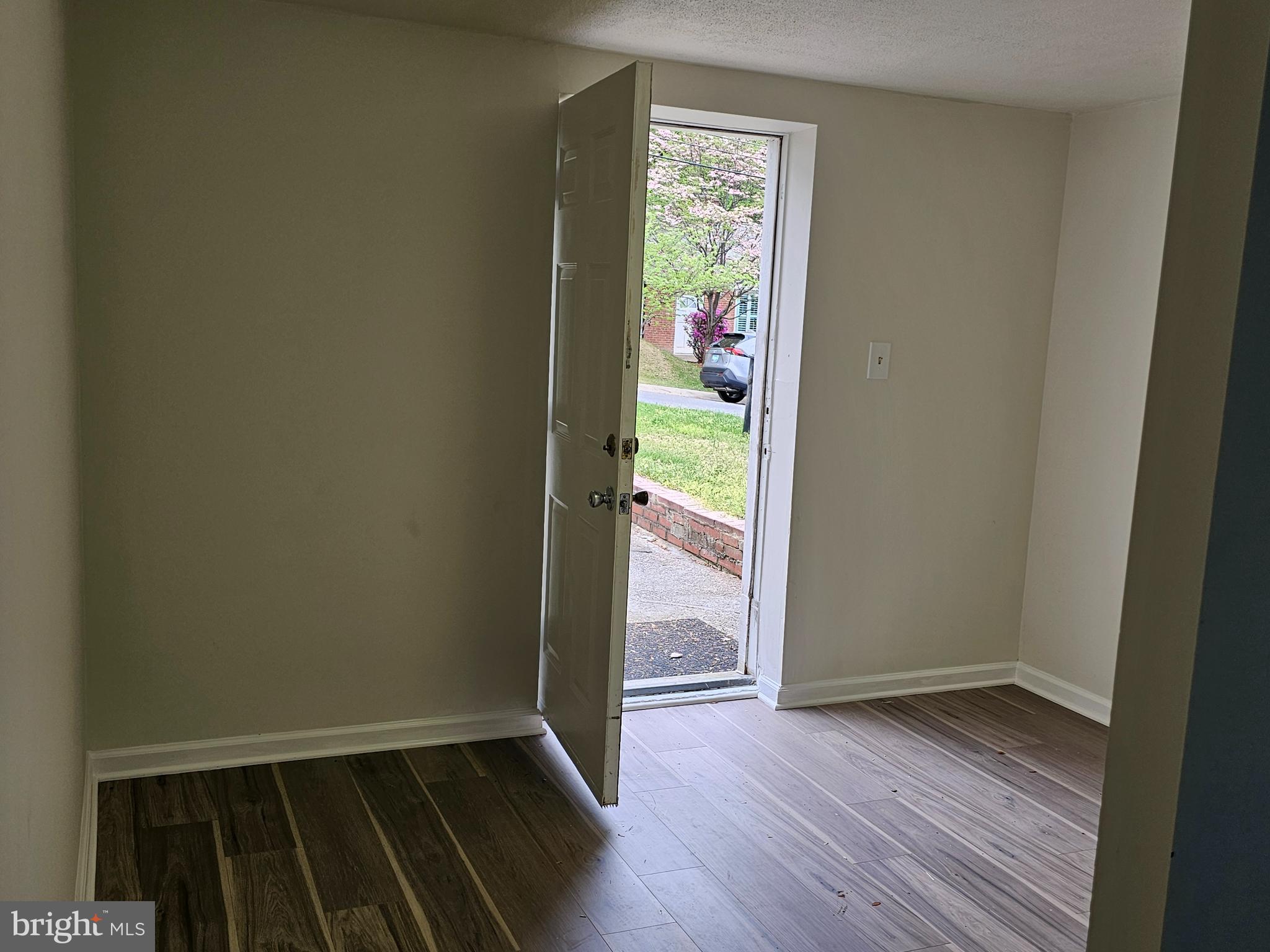MONTGOMERY KNOLLS - Residential