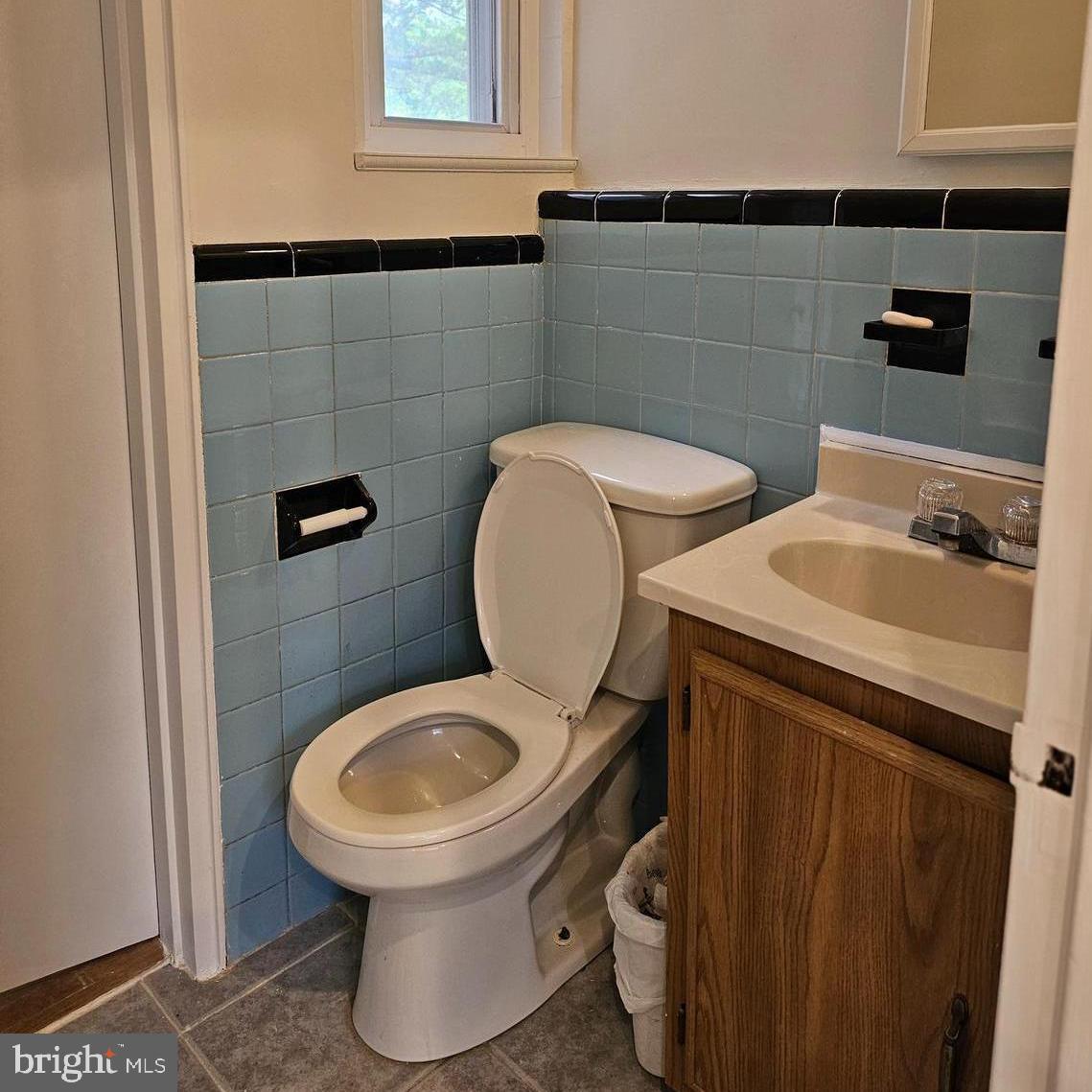 MONTGOMERY KNOLLS - Residential