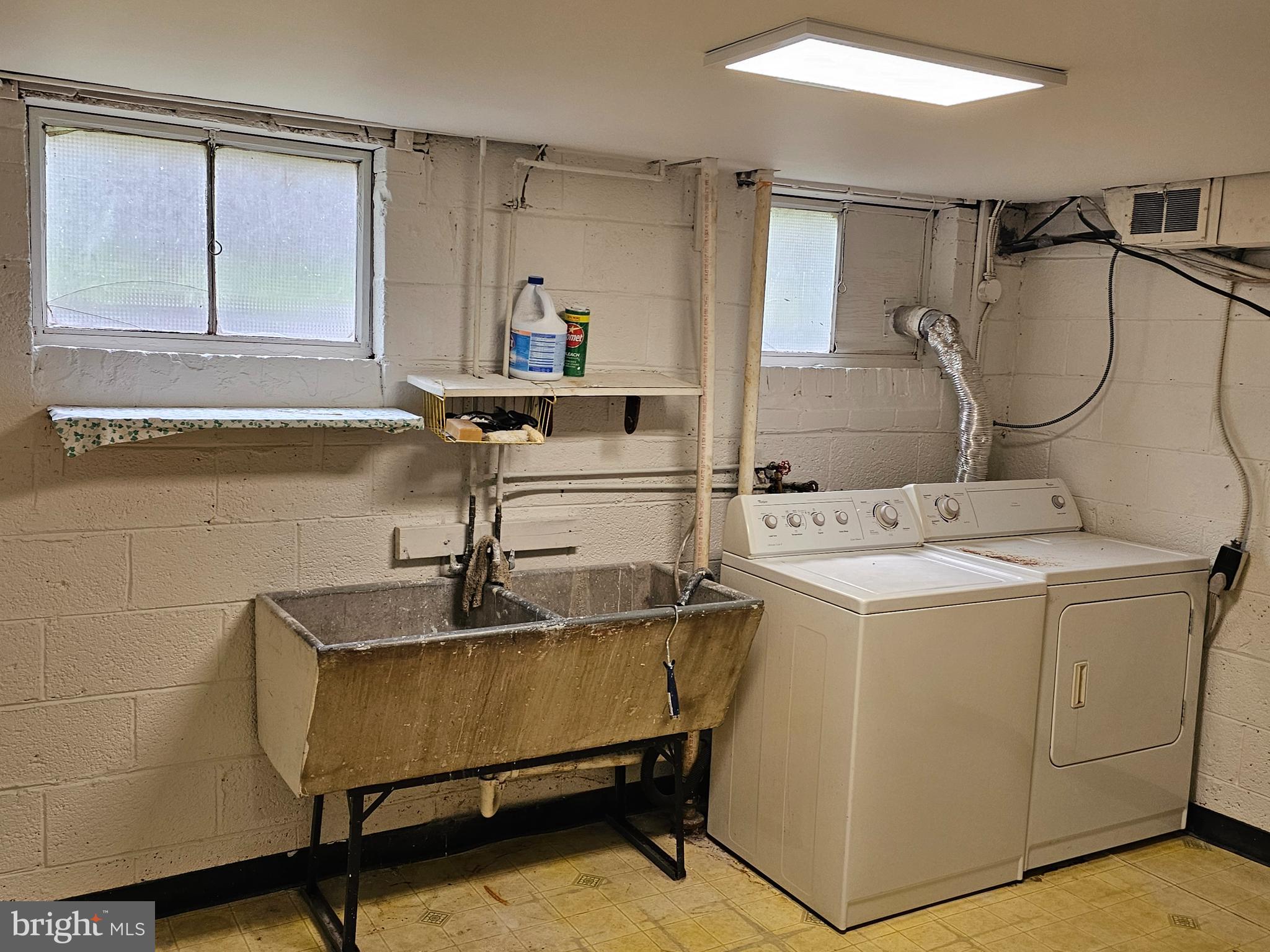 MONTGOMERY KNOLLS - Residential