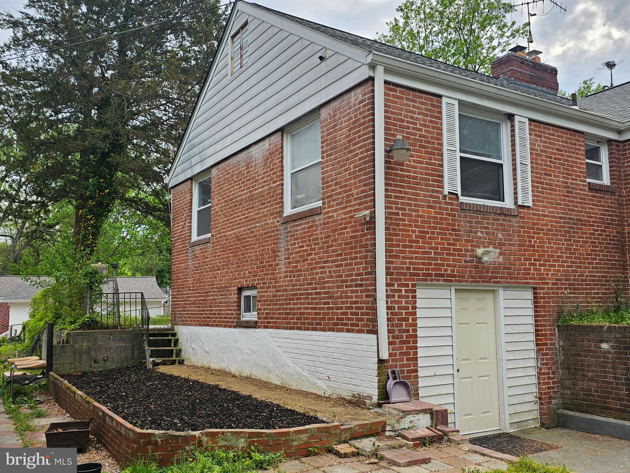 MONTGOMERY KNOLLS - Residential