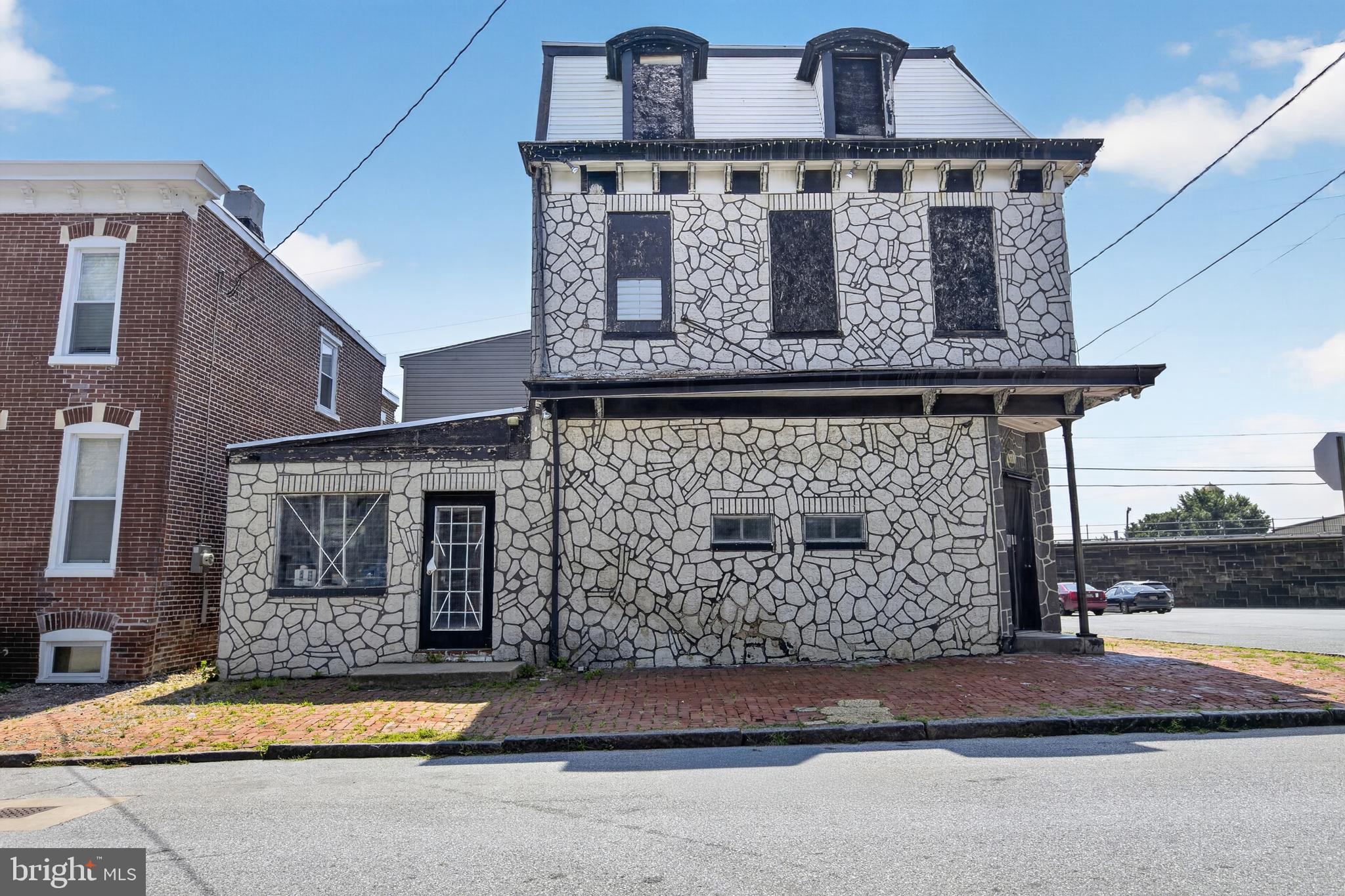 1300 N CLAYMONT STREET