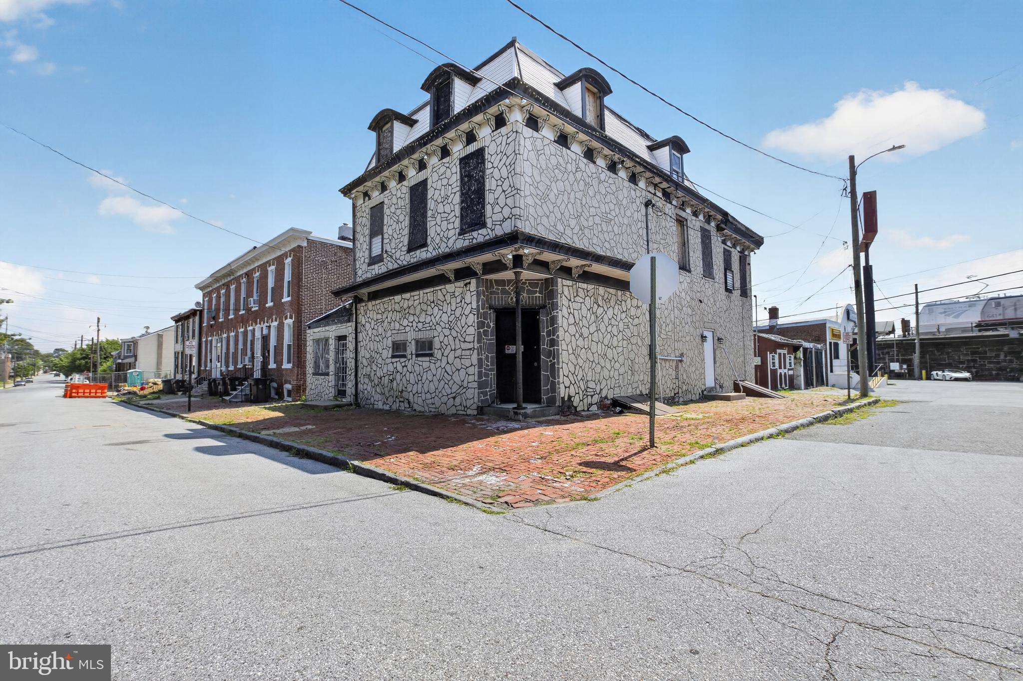 1300 N CLAYMONT STREET