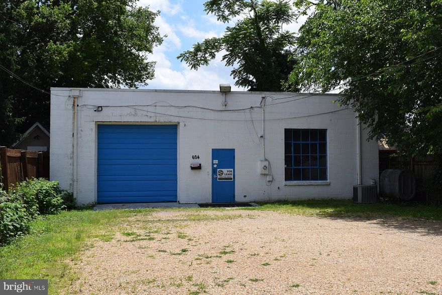 624 Wolfe Street is a one story stand-alone commercial building with its
own parking that fronts on Wolfe Street. Uses range from storage and
repair to other services.
Lease Rate: $2,100 per month. Tenant shall pay all the utilities and take care of
landscaping maintenance.