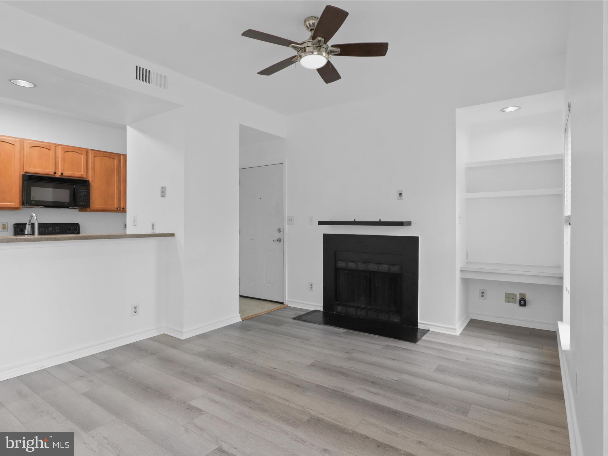 PENDERBROOK SQUARE CONDOMINIUMS - Residential Lease