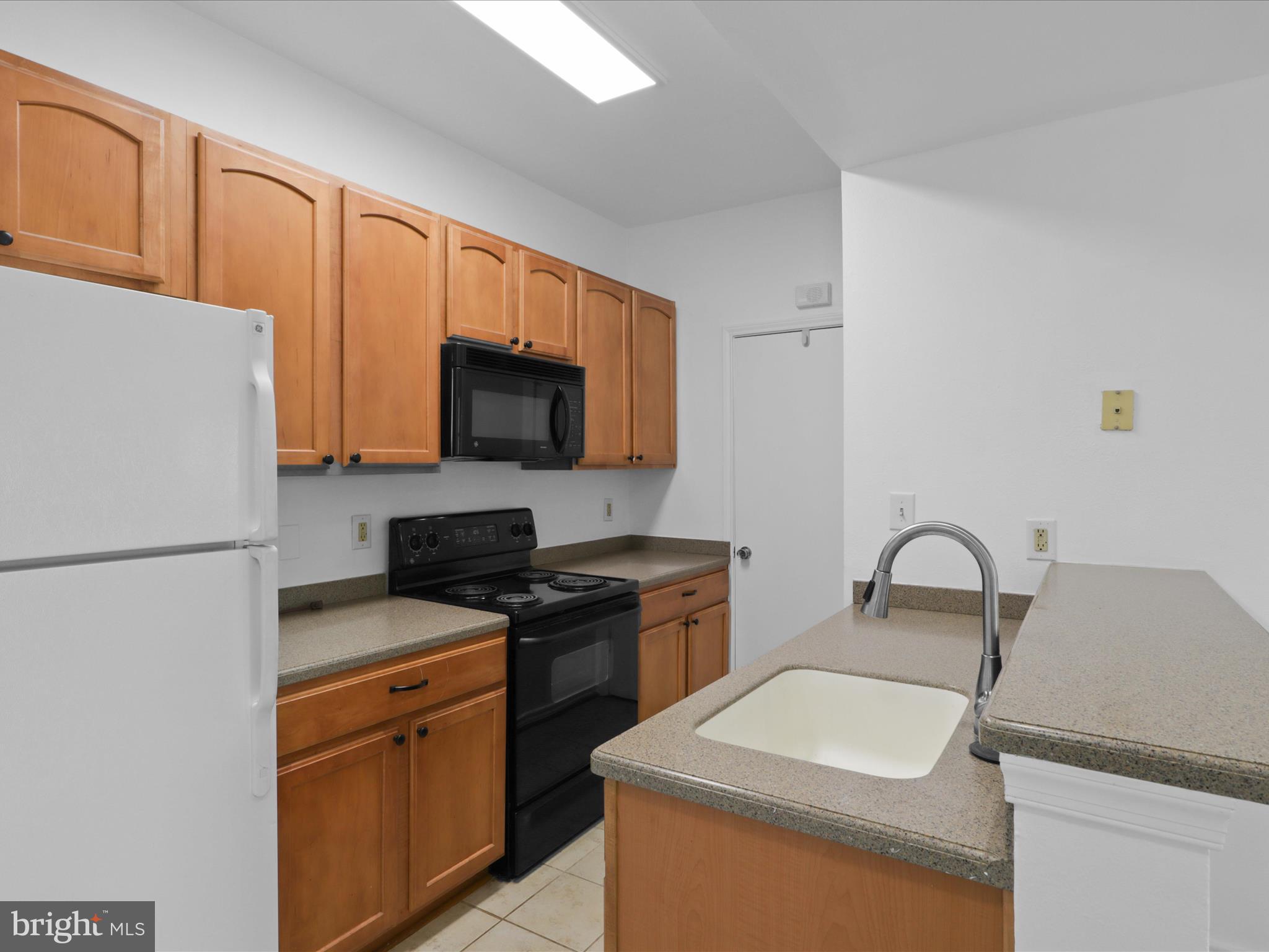 PENDERBROOK SQUARE CONDOMINIUMS - Residential Lease