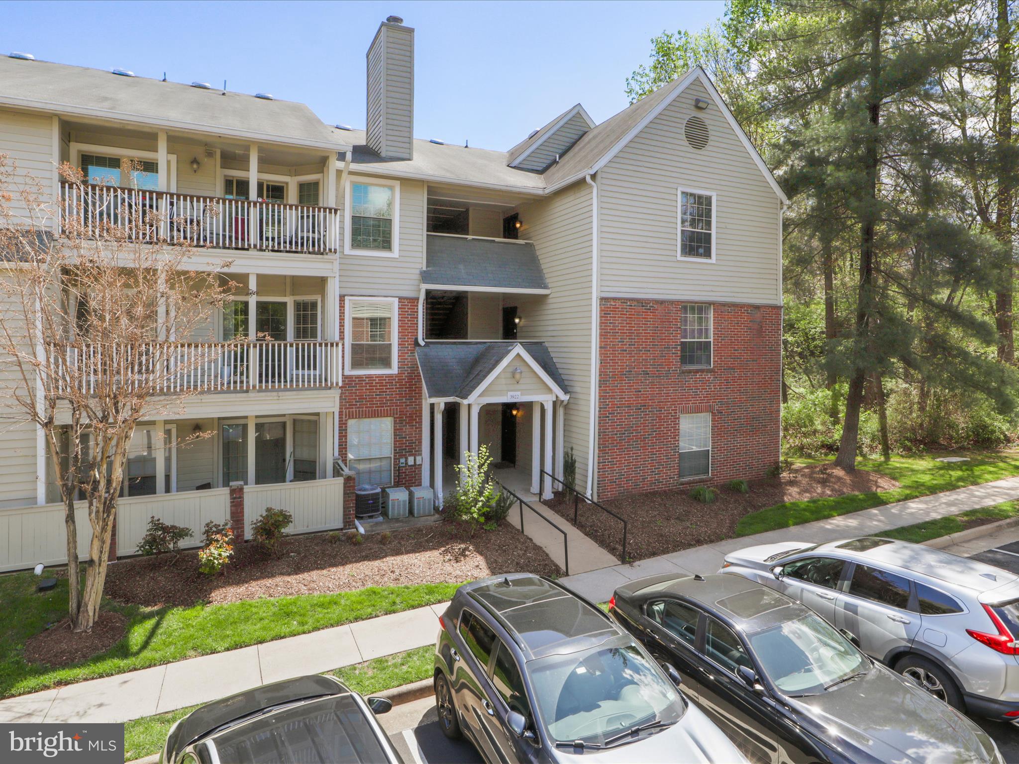 PENDERBROOK SQUARE CONDOMINIUMS - Residential Lease