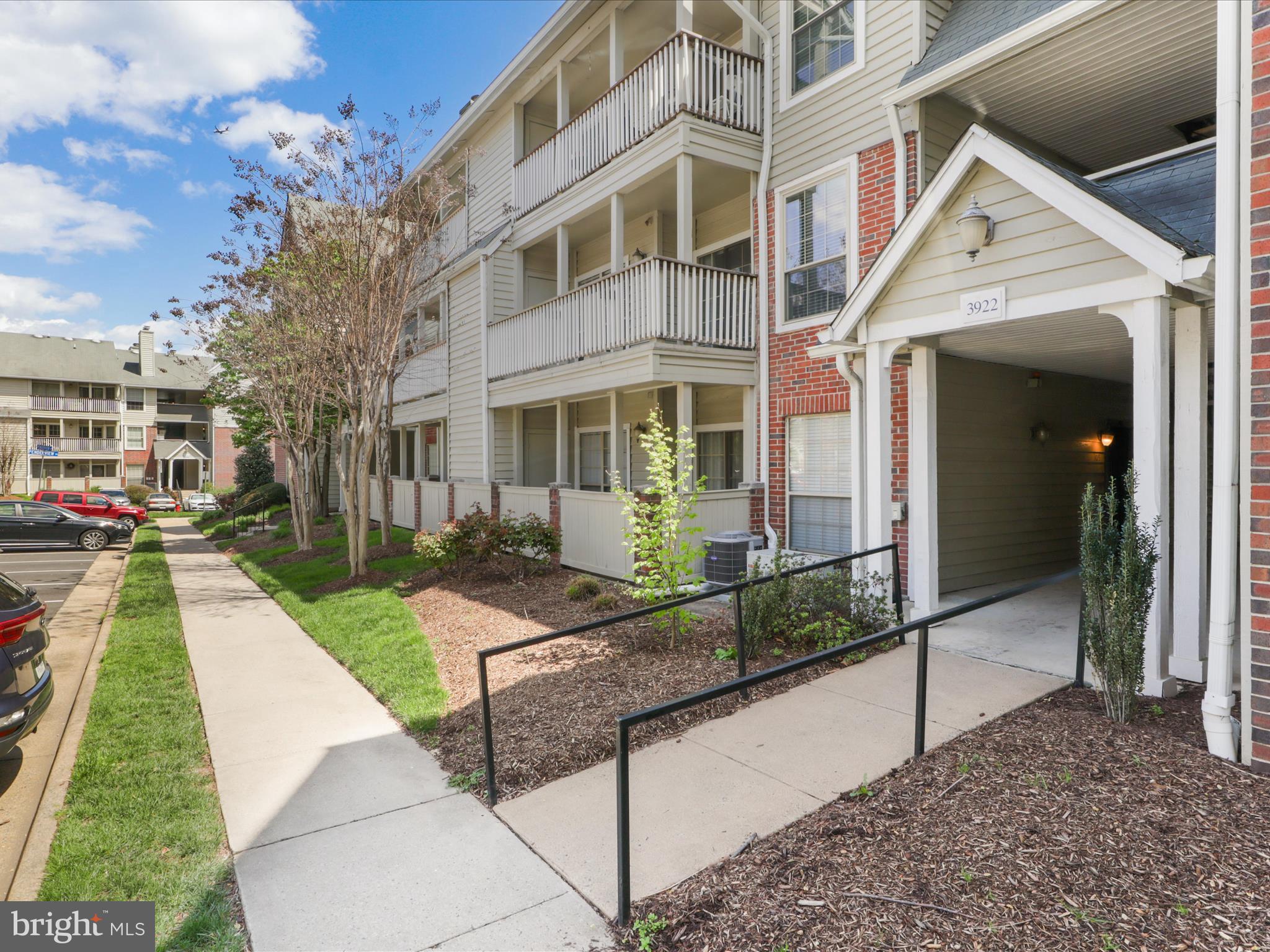 PENDERBROOK SQUARE CONDOMINIUMS - Residential Lease