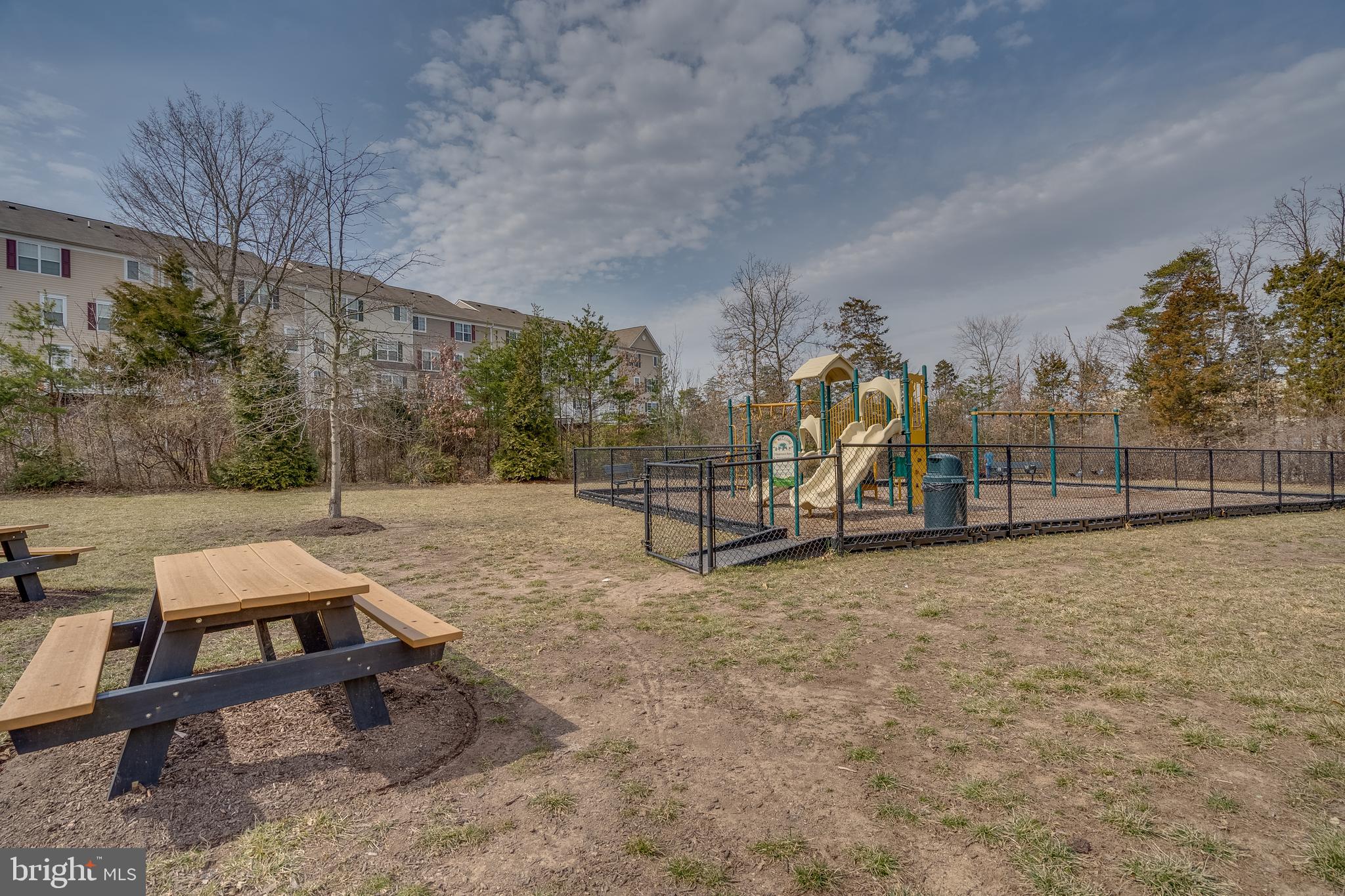 CASCADES PLACE CONDOMINIUM - Residential Lease