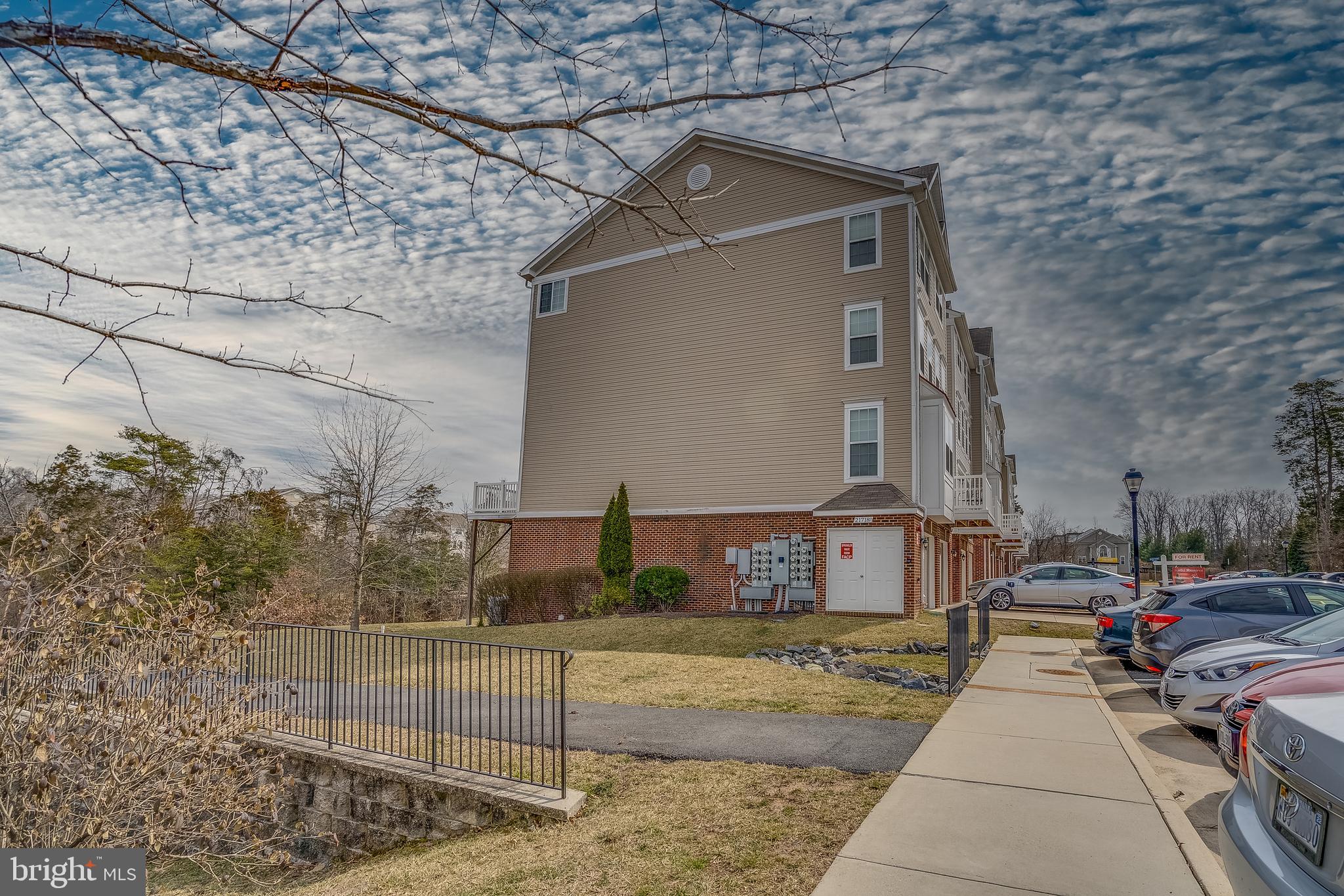 CASCADES PLACE CONDOMINIUM - Residential Lease