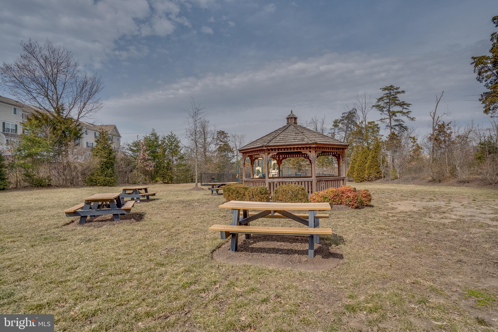 CASCADES PLACE CONDOMINIUM - Residential Lease