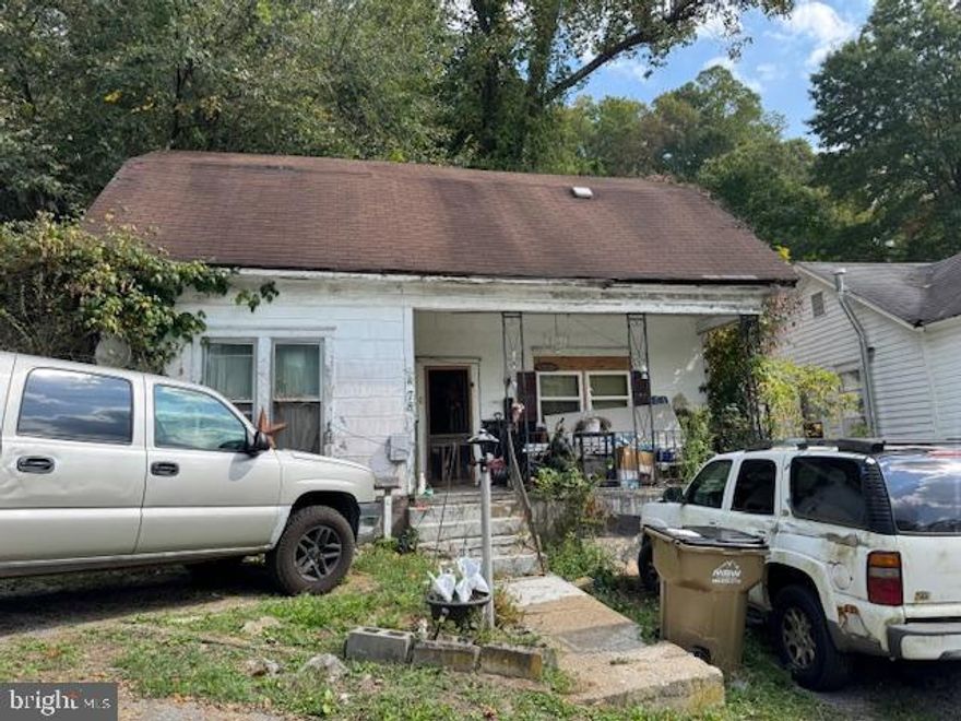 CORNER LOT!!! Sold AS IS 2 bed 1 bath home for sale on a corner lot backing up to woods. Come see this home before its gone!
All items in home and outside of home will be removed prior to closing.