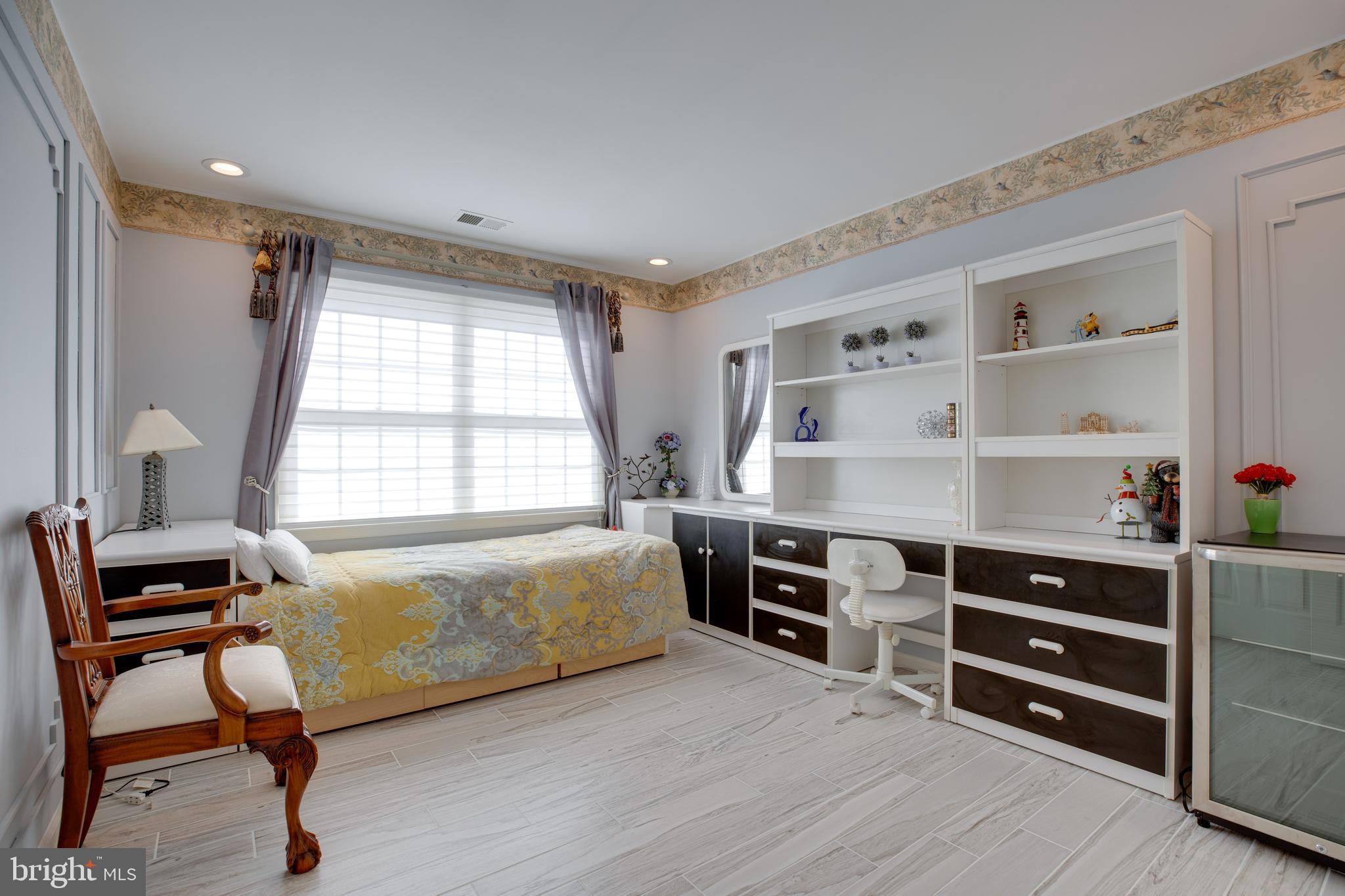 FAIR LAKES CHASE - Residential