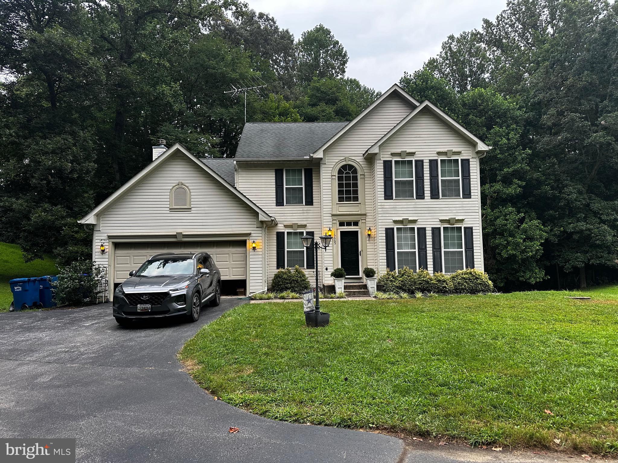 Investor Special. Property Needs work. Please do not go to the property. No one can go to the property without authorization. Seller prefers Cardinal title. Buyer to pay for Resale pkg.