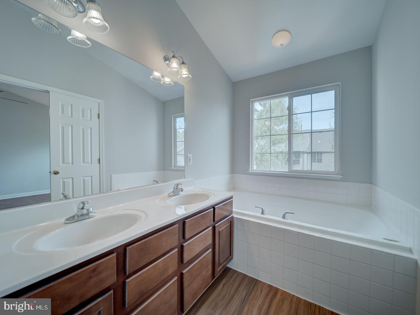 PARADISE - Residential Lease