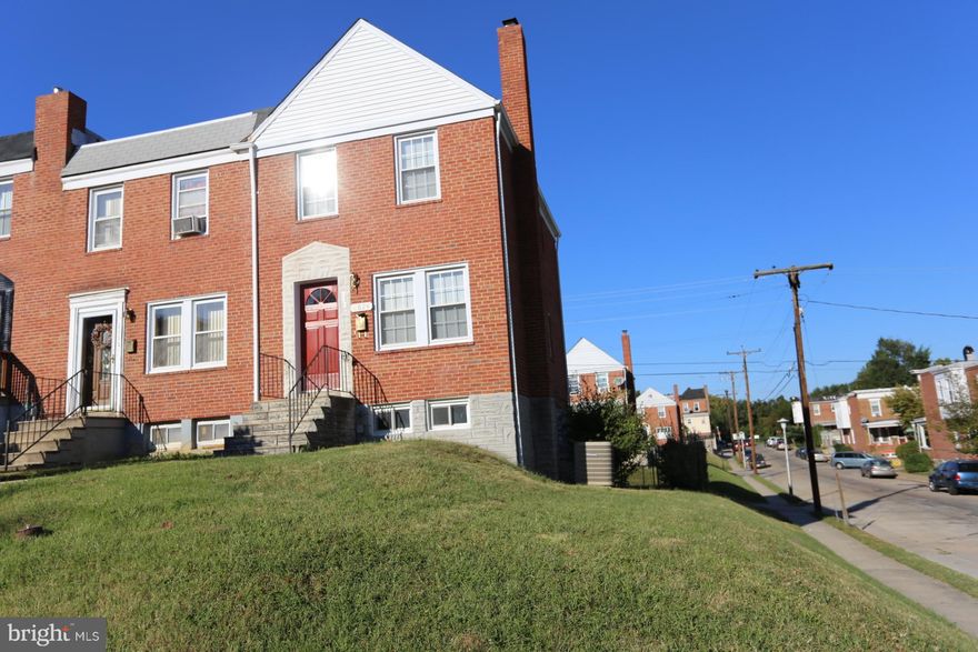 Super clean 3 bedroom end of group rental with walk out basement.   Make an appt today.