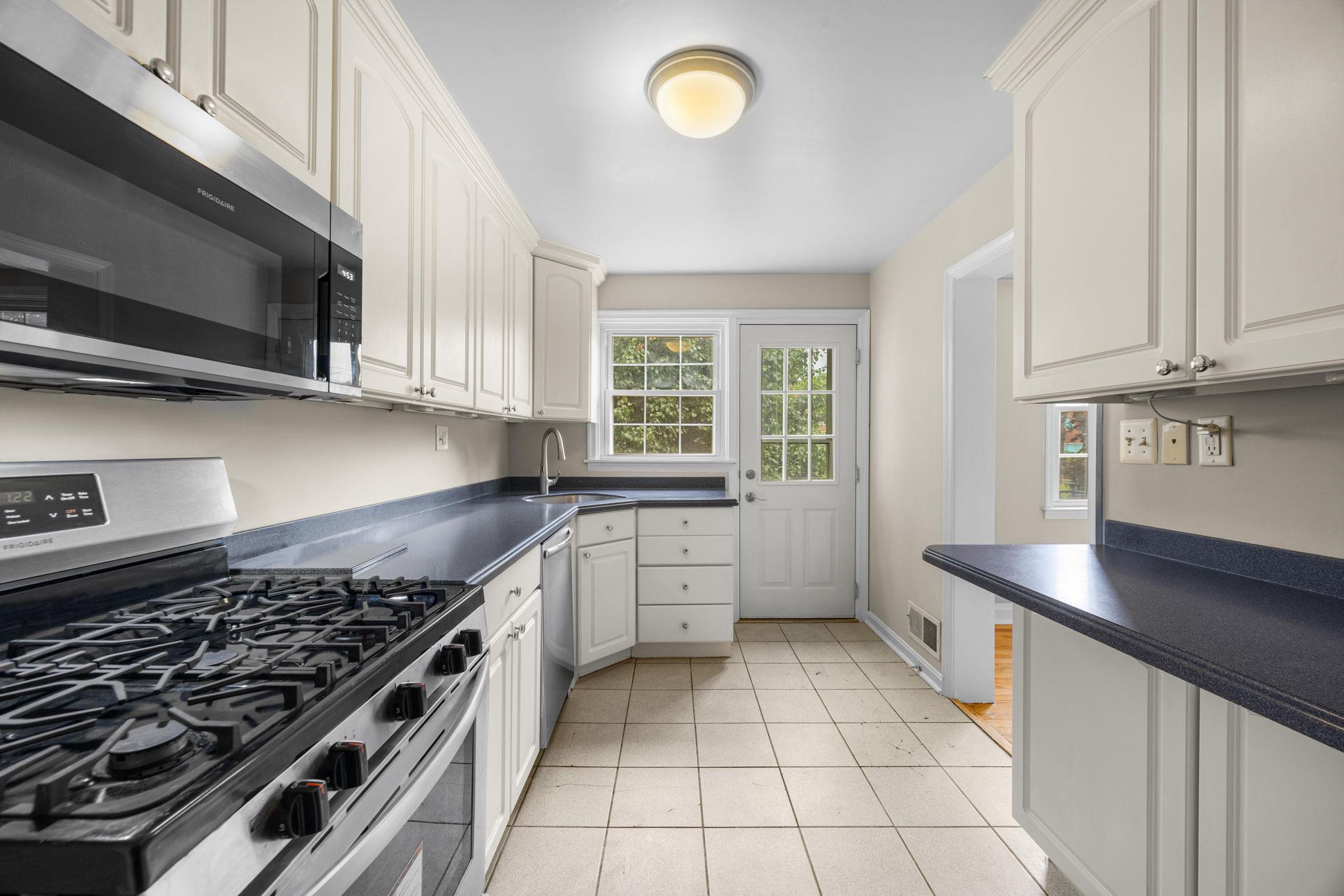 1561 COTTAGE LANE