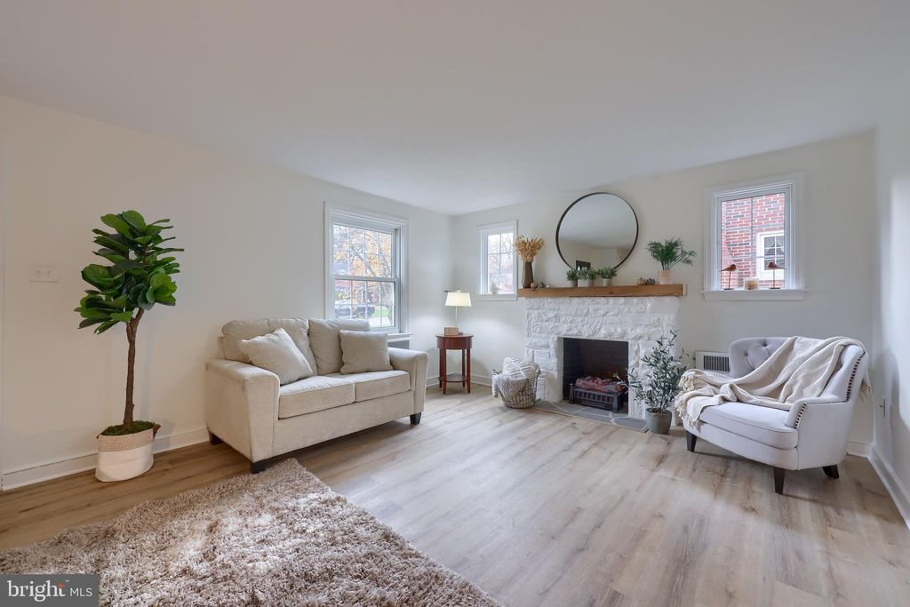 Photo of 975 Salisbury Court, Lancaster, PA 17601 (MLS # PALA2043734)