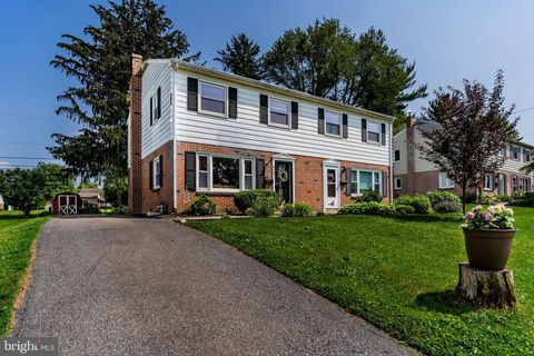 Photo of 529 Golden Street, LITITZ, PA 17543 (MLS # PALA2071466)