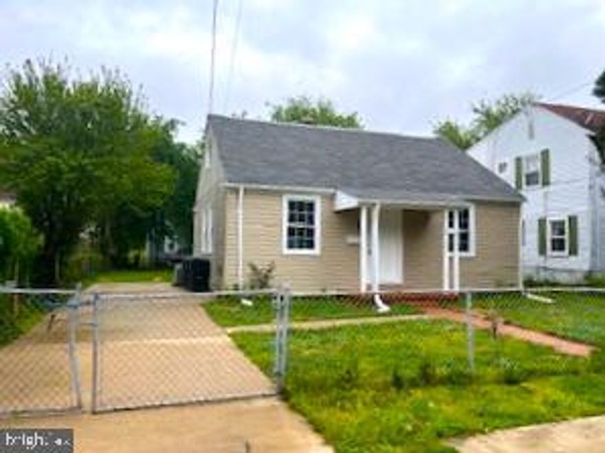 Fully renovated house, perfectly located , recently painted. Beautiful home with 4 bedrooms
and 2 full baths are waiting for you.