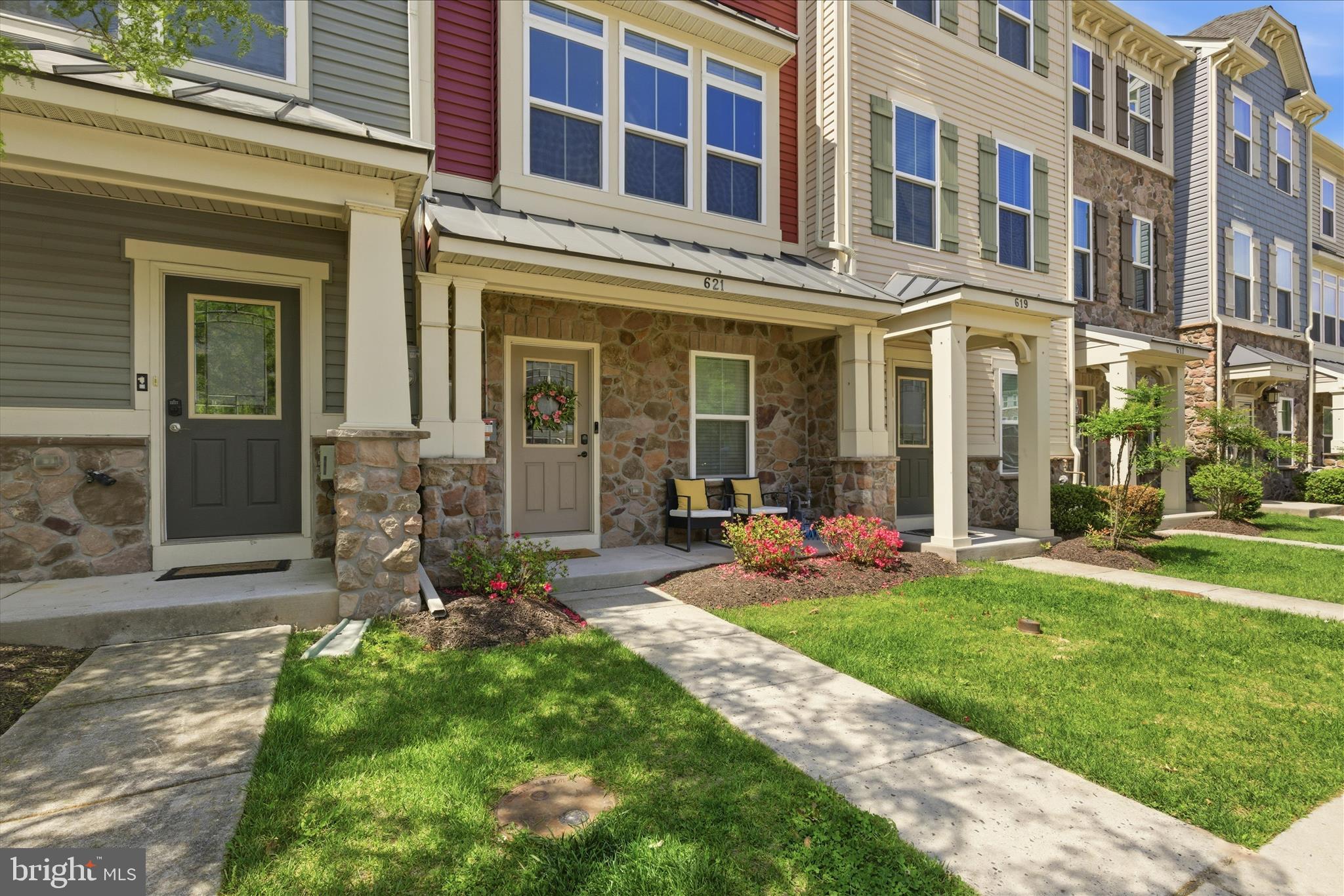 621 RAVENWOOD DRIVE
