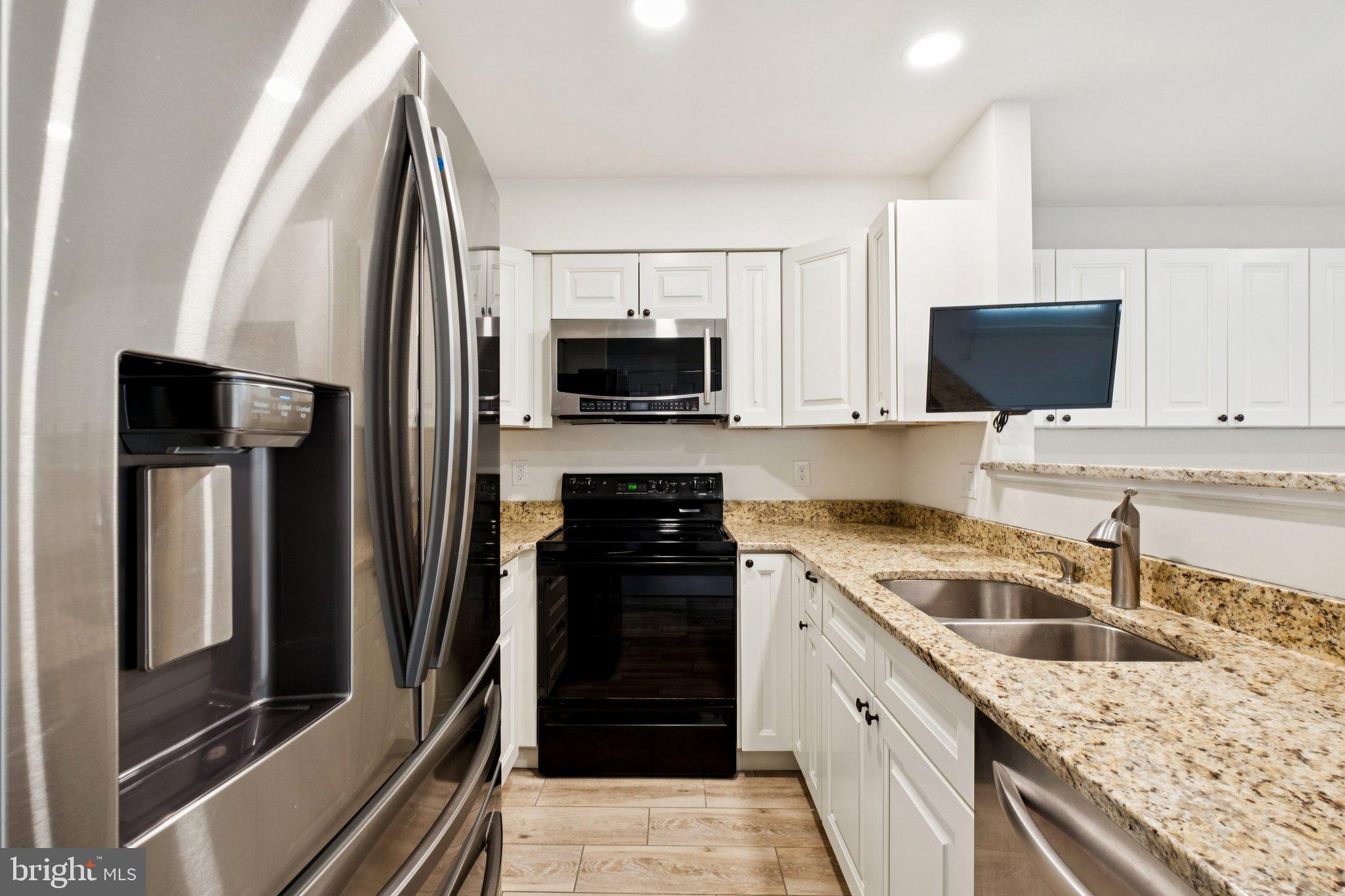 QUEEN VILLAGE - Residential