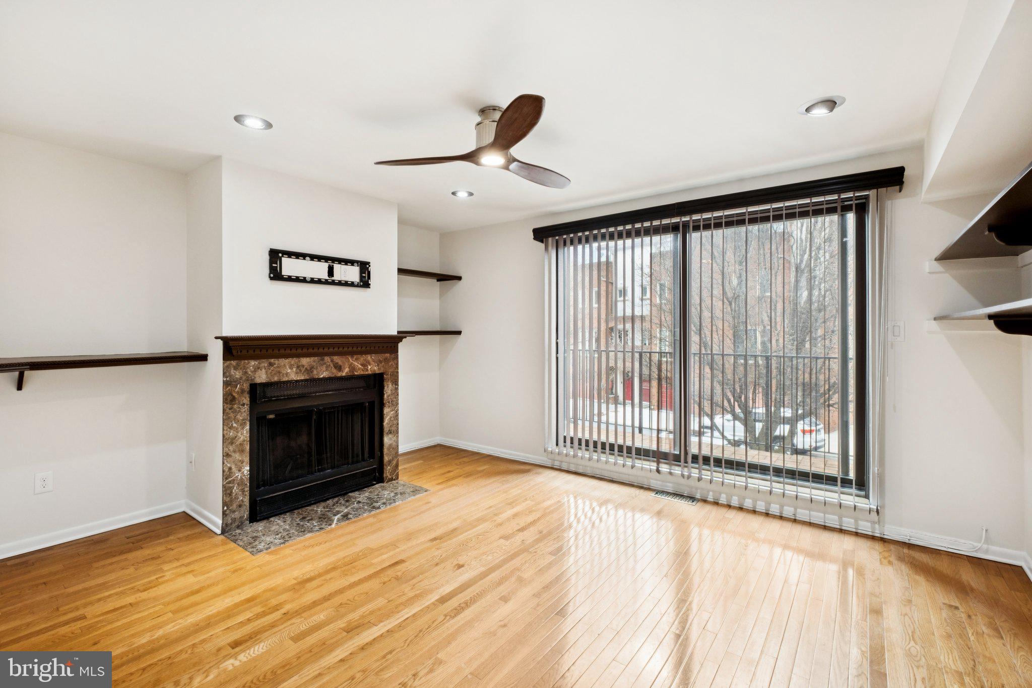 QUEEN VILLAGE - Residential