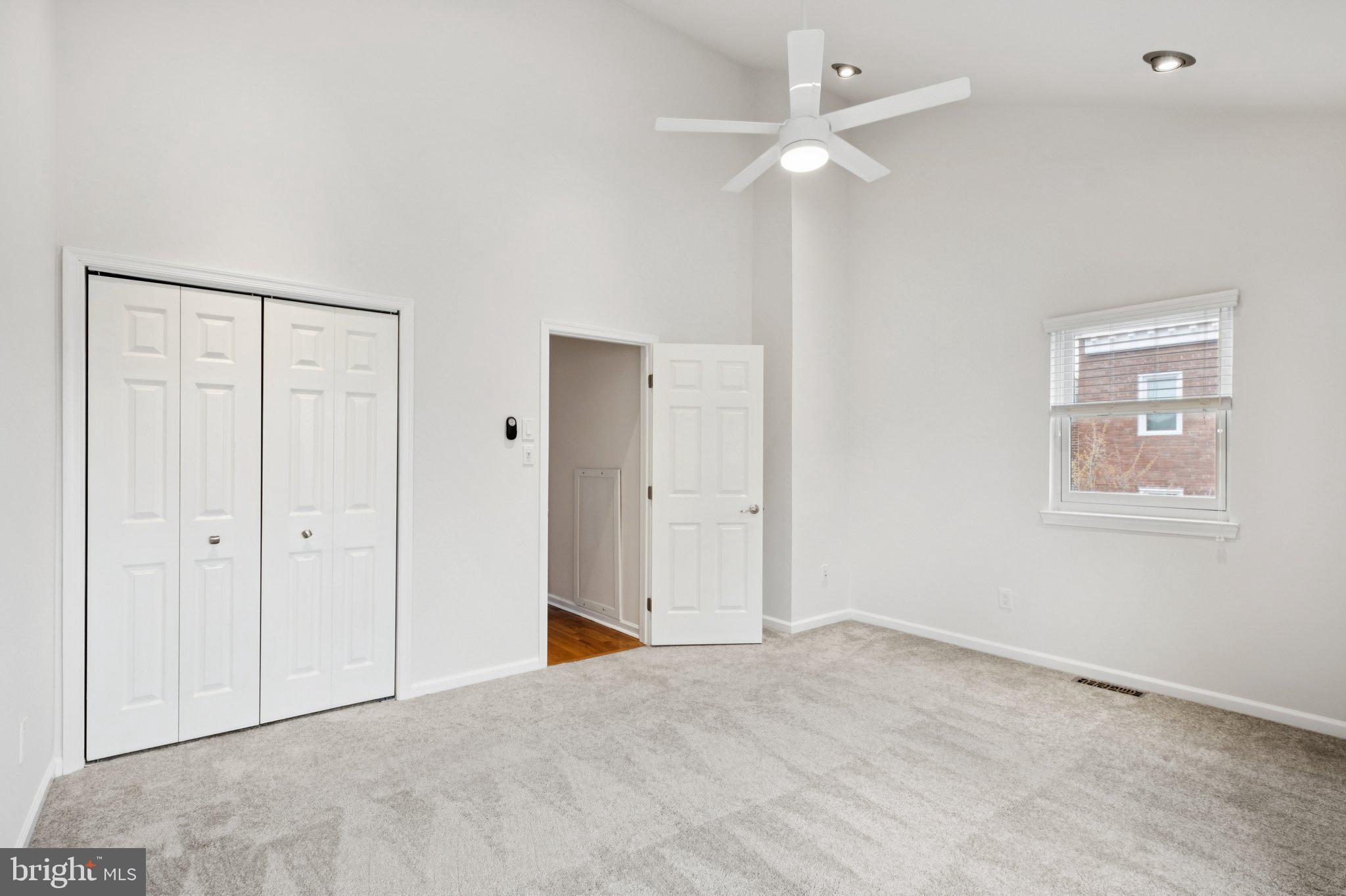 QUEEN VILLAGE - Residential