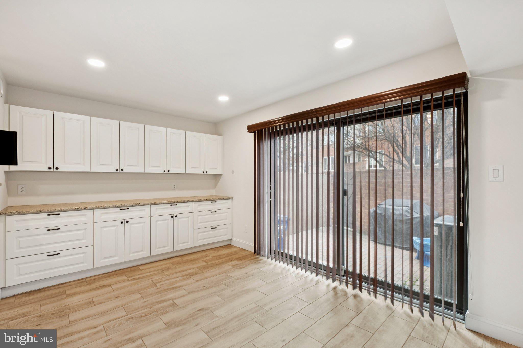 QUEEN VILLAGE - Residential